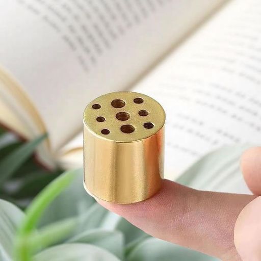 サイズ:円筒形のお香立て。材質:真鍮。サイズ:(円筒形)直径2cmx高さ2cm。重量:38g。穴径:(円筒形)3mm、2mm、1.8mm。細いお香から太いお香まで、様々なお香に対応しているので、選ぶ必要がなく、1つでニーズを満たします。 素材:このお香立ては真鍮無垢材で作られており、他の合金製のお香立てに比べ、高級感を醸し出します。滑らかでお手入れが簡単な表面は、灰を素早く払い落とすことができます。真鍮素材ならではのしっかりとした重量感で、お香をしっかりと支え、安らぎと静寂のひとときをお楽しみいただけます。 シンプルでスタイリッシュ:このお香立ては、精巧な研磨技術を採用し、シンプルでスタイリッシュなデザインで、日常使いに最適です。お香を香立てに差し込むだけでしっかりと固定されます。両端の穴は開いているので、残ったお香を取り出すのに便利です。お香がもたらす喜びを気軽にお楽しみください。 使用シーン:この線香立ては仏壇の香炉としてだけではなく、玄関、浴室、リビング、書斎、フラワーアレンジメント教室、ヨガ教室、店舗、オフィス、イベント会場、茶道教室、仏教寺院など様々な場所でお使いいただけます。