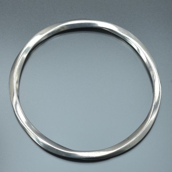 新品仕上げ Tiffany&Co. ティファニー ナイフエッジ ツイスト バングル SV925 シル...