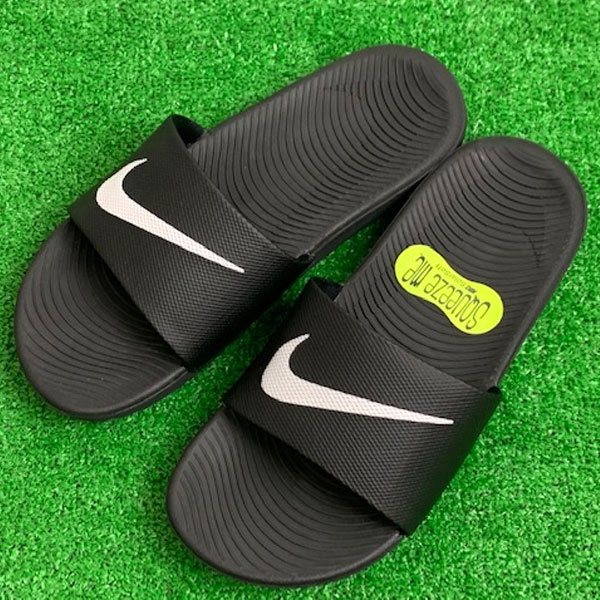 送料無料 定形外発送 即納可☆ 【NIKE】ナイキ 抜群に柔らかいクッショニング！カワスライド KAWA SLIDE(GS/PS) キッズ スポーツサンダル 819352001