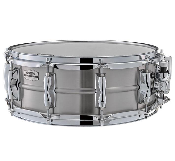 Recording Custom Stainless Steel Snare Drums 14"x5.5"ステンレススティールシェルのスネアドラムです。華やかさと軽やかさをあわせ持ち、タイトなまとまり感が特長。メタルスネアの定番モデルです。14"x5.5"/13"x6.5"のスネアドラムには、コントロール性を追求したハイカーボンスティールワイヤー20本を搭載。14"x6.5"/14"x7"の深胴モデルには、パワー感あるサウンドに合う25本ワイヤーを採用しています。 更に、14"x5.5"のスネアドラムのみ、スティーブ・ガッド氏の要望による10本タイプスネアをオプションとして同梱。繊細かつ明快なサウンドを実現します。 ※サイズ単位はインチ（口径x深さ）です。 機構/構造 フープモデルダイナフープ 材質スティール(2.3mm) ラグ種類ワンピースラグ ボルト数10 シェル厚さ1.2mm 材質ステンレススティール シェルエッジ角45°/R1.5 機能/構造 スネア材質ハイカーボンスティールワイヤー(20本)/ショートタイプ 同梱スネアSGタイプ, ハイカーボンスティールワイヤー(10本)/ショートタイプ スネアベッド深さ2.4mm 機構/構造 ストレイナーRサイドQタイプ LサイドDC3タイプ ヘッドトップレモ・アンバサダーコーテッド ボトムレモ・アンバサダースネア