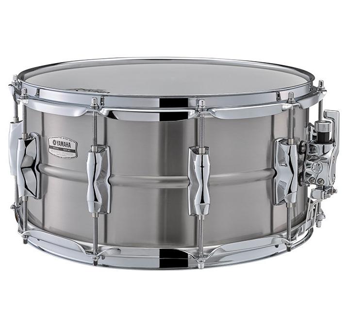 Recording Custom Stainless Steel Snare Drums 14"x7"ステンレススティールシェルのスネアドラムです。深胴ならではの音圧・パワー感が、プレイヤーを奮い立たせます。14"x5.5"/13"x6.5"のスネアドラムには、コントロール性を追求したハイカーボンスティールワイヤー20本を搭載。14"x6.5"/14"x7"の深胴モデルには、パワー感あるサウンドに合う25本ワイヤーを採用しています。 更に、14"x5.5"のスネアドラムのみ、スティーブ・ガッド氏の要望による10本タイプスネアをオプションとして同梱。繊細かつ明快なサウンドを実現します。 ※サイズ単位はインチ（口径x深さ）です。 機構/構造 フープモデルダイナフープ 材質スティール(2.3mm) ラグ種類ワンピースラグ ボルト数10 シェル厚さ1.2mm 材質ステンレススティール シェルエッジ角45°/R1.5 機能/構造 スネア材質 ハイカーボンスティールワイヤー(25本)/ショートタイプ スネアベッド深さ2.4mm 機構/構造 ストレイナーRサイドQタイプ LサイドDC3タイプ ヘッドトップレモ・アンバサダーコーテッド ボトムレモ・アンバサダースネア