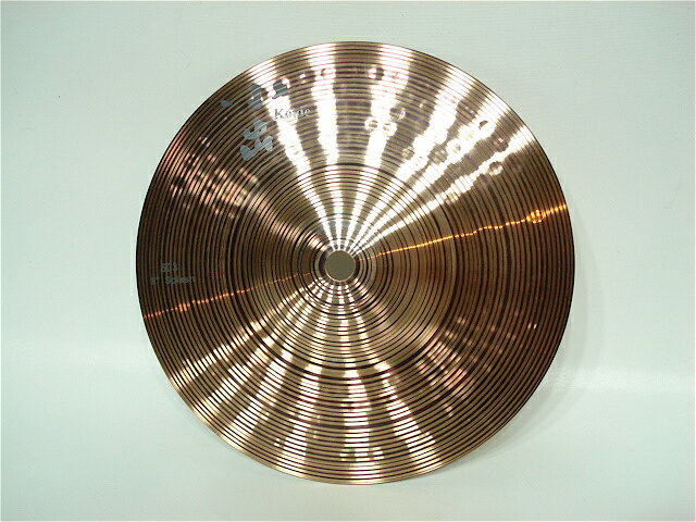 明るくはっきりとしたアタック音と素早い減衰でアクセント効果は抜群。 他メーカーのシンバルと組み合わせても決して埋もれることなく、その個性を発揮します。 12インチはクラッシュ的なニュアンスでもお使いいただけます。