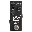 温もりのあるチューブ風のサチュレーションからアグレッシブでダーティなサウンドまでカバーするDISTORTION/FUZZ ペダル、STROM KING 新登場。 独自のSHAPEノブでライトなチューブ風サチュレーションからアグレッシブでダーティな、まるでスピーカーのコーン紙を切り裂いたかのようなトーンまで、そしてその中間のあらゆるトーンというように、極めて幅広いトーン・コントロールを行えます。ままた、KICK ボタンではプレゼンスの帯域をブーストし、さらなる迫力と存在感を引き出します。チューブ風のトーンから、サチュレーション、切り裂くようなディストーション、あるいは暴力的なファズまで、STORM KING ならこれ1台でカバーできます。●特徴・ フル・アナログ仕様・ 独自の SHAPE コントロールにより、歪みのキャラクターをコントロール可能・ KICK ボタンでプレゼンスの帯域をブーストし、さらに迫力あるトーンに●ターゲット・ユーザー・ チューブ風のサチュレーションのスウィートなトーンにザラッとした質感や歪みのキャラクターを求めるベーシスト。・ 1 台のエフェクターでディストーションからファズまでをカバーしたいベーシスト。●差別化ポイント・ SHAPE ノブでディストーションのトーンを極めて幅広く調整できます。オープンでフラットな EQ トーンのローエンドからトップエンドまでしっかりとした鳴りのトーンから、ファズ的でアグレッシブなリップド・スピーカー風のディストーション、そしてその中間のあらゆるトーンを引き出します。・ "KICK"ボタンでプレゼンスをブーストし、アタック感やボリューム感をさらにアップします。●仕様・ インプット: 1/4″ jack・ アウトプット: 1/4″ jack・ 電源: 9V DC・ 本体サイズ/質量（W× D × H)/質量 ： 3.8× 3.2 × 9.3 cm /240g