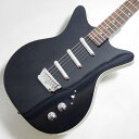 DANELECTRO のショートホーンのビンテージモデル、通称「DELUXE」を忠実に再現しつつも、近代的な使いやすさも追加したモデルです。元となったDELUXEはヴィンテージ価値が高まり、高額で取引されています。その憧れのギターを新たにDANELECTROが再現。50年代に生産されたリップスティックピックアップのサウンドを再現した「50’s Lipstick」3基と5ウェイ・セレクターが多彩な音色を提供。トップとバックにバインディングを施し、スプルースのボディフレームにハードボードを合わせハウリングに強いセンターブロックを採用した特別ボディ。U3アジャスタブルブリッジサドル、Gotoh製糸巻きにより、安定したピッチとトーンを実現。25インチスケール、21フレット、Cシェイプメイプルネックで、ビンテージモデルよりも使いやすいモデルに仕上げました。【50’s Lipstickについて】1950年代の温かみのある美しい音色を再現したピックアップです。マグネットは当時と同じアルニコ6を使用。リップスティックチューブは80/20亜鉛真鍮合金製で、当時、化粧品メーカーのマックスファクターから買ってきたチューブと同じ素材を選択。これにより、暖かみのある低音、燃えるような中音、クリアな高音を実現しました。これこそが本当のダンエレクトロサウンドと言えるでしょう。Specトップ : メゾナイトフレーム : スプルースバック : メゾナイトネック : メイプルフィンガーボード : ローズウッドハードウエアフィニッシュ : クロームスケール : 636mmピックアップ : 50’s Lipstickブリッジ : U3 Intonatable Saddle Bridgeナット : Boneチューナー : GOTOH 15:1 Vintageチューナーコントロール : CRL 5wayスイッチ保証書・ピックガード(両面テープタイプ)・ソフトケース付属　