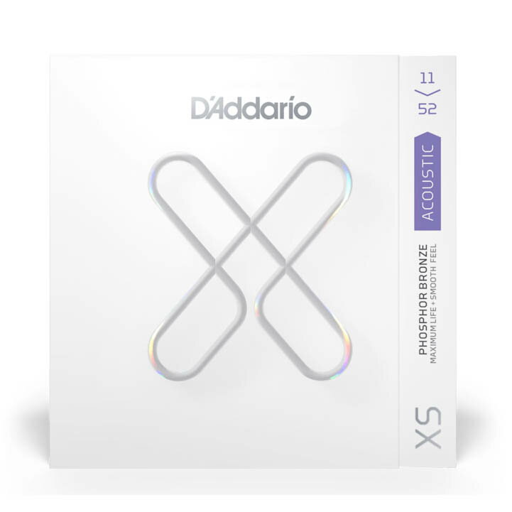 D'Addario『XS シリーズ』は、これまでのコーティング弦というカテゴリーに新風を吹かせる製品です。すべての巻弦に超極薄フィルムコーティングを、プレーン弦には独自のポリマーコーティング処理を施し、汚れや劣化を促進する物質から弦を保護します。最新のコーティング技術とD’Addario独自の製造技術が融合し、これまでに類を見ない革新的なコーティング弦の誕生です。【超極薄コーティング】飛躍的に進歩した新たなコーティング技術によって作られる髪の毛の10分の1の厚さを下回る極薄のePTFEフィルムを採用。巻弦を汚れやホコリ等からしっかり保護し、フレッシュなトーンの長期持続を実現しました。【NY STEEL】NYXLシリーズやXTシリーズ弦でも定評のあるD’Addario独自のNY Steel(高炭素スチール合金)は、従来の弦に比べ圧倒的な強度とチューニング安定性を誇ります。【FUSION TWIST】Fusion Twist加工は、弦の弛みから発生するチューニングのずれを防止します。これにより、チューニング安定性に優れ破断耐久性もアップしました。【『XT』シリーズと『XS』シリーズの違い】D’Addarioのコーティング弦には『XT 』シリーズと『XS 』シリーズがあります。XT弦のコーティング構造では、巻弦(巻線)に特殊なマイクロポリマーコーティングを施し、よりノンコーティング弦に近いフィーリングを特徴としたコーティング弦となっています。新しい『XS 』シリーズは、マイクロポリマーではなく髪の毛の10分の1の薄さを誇るePTFE(ポリテトラフルオロエチレン)フィルムを採用し、弦全体を覆う手法のコーティング構造です。・ゲージ：11,15,22,32,42,52