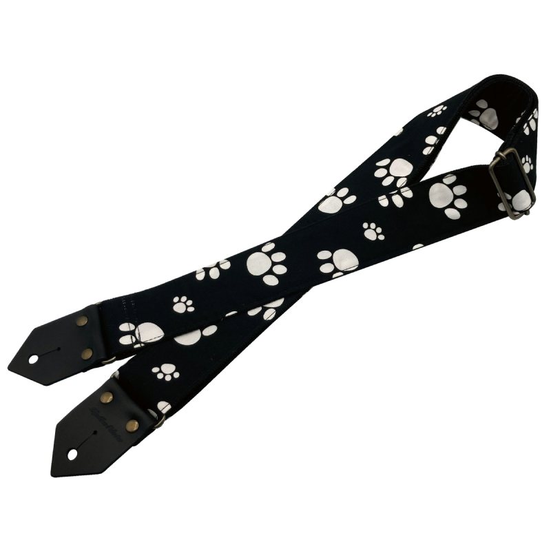 足跡柄の″フットプリント。一見、定番的なドット柄のような雰囲気にSpiceNoteらしい遊び心を効かせました。犬好きさんネコ好きさんに是非！！ストラップのメインとなる素材は厳選したポリプロピレン。 しっかりとした質感に加え適度に滑る操作性、 そして軽さも魅力です。ストラップエンド部分には本革のブラックを採用。 金属パーツ類は雰囲気もベストマッチなアンティック仕上げ。ブランドロゴは主張しすぎないようボディエンド側のレザーエンドに型押し加工。本体幅 50mm。 全長 820mm〜 1450mm。 無段階バックル仕様で微調整が可能です。