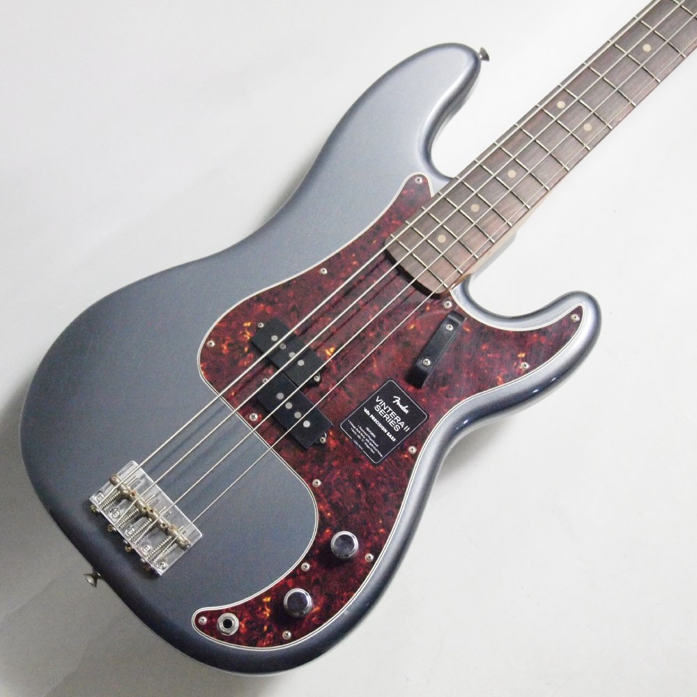 Vintera&#174; II Road Worn&#174; '60s Precision Bass&#174;は、フェンダーだけが持つアイコニックなルックス、インスピレーションを与える弾き心地、比類なきトーンを備え、60年代のタイムレスなサウンドを蘇らせます。Road Worn&#174;エイジドニトロセルロースラッカーの多彩なヴィンテージカラーフィニッシュをラインナップしたVintera&#174; II Road Worn&#174; '60s Precision Bass&#174;は、長年弾き込まれたギターのクラシックな風合いとヴァイブスを再現します。この限定生産のRoad Wornモデルは、穏やかな塗装のひび割れ（チェッキング）と使用感に合わせた摩耗表現、そして控えめなツヤのセミグロス仕上げを組み合わせることで、長年弾き込まれたヴィンテージ・フェンダーのような、自然な風合いを再現しています。‘60s “C”シェイプメイプルネックは7.25インチラジアスのローズウッド指板、ヴィンテージトールフレットを備え、快適かつ抜群の演奏性を提供。フェンダーのクラシックなウォームでダイナミックかつパワフルなトーンを生み出すヴィンテージスタイル'60sスプリットコイルPrecisionピックアップを搭載しています。その他、チューニングの安定性を高めるヴィンテージスタイル4サドルブリッジや、ヴィンテージスタイルのチューニングマシンを備えています。Vintera&#174; II Road Worn&#174; '60s Precision Bass&#174;で、フェンダーならではの確かなヴィンテージフィールと比類なきサウンドをお楽しみください。・Road Worn&#174; ニトロセルロースラッカーフィニッシュを施したアルダーボディ・7.25インチラジアスのローズウッド指板、ヴィンテージトールフレット・Early-‘60s “C”シェイプメイプルネック・ヴィンテージスタイルEarly '60sスプリットコイルPrecisionピックアップ・ヴィンテージスタイルリバースオープンギアチューニングマシン・ヴィンテージスタイル4サドルブリッジModel Number: 0149090369Body Material: AlderBody Finish: Gloss PolyesterNeck: Maple, Early ‘60s “C”Neck Finish: Gloss UrethaneFingerboard: Slab Rosewood, 7.25” (184.1 mm)Frets: 20, Vintage TallPosition Inlays: White Dot (Slab Rosewood)Nut (Material/Width): Synthetic Bone, 1.75” (44.45 mm)Tuning Machines: Vintage-Style Open-BackScale Length: 34” (86.36 cm)Bridge: 4-Saddle Vintage-Style with Threaded Steel SaddlesPickguard: 4-Ply TortoiseshellPickups: (Bridge), Vintage-Style ‘60s Split Single-Coil Precision Bass&#174; (Middle), (Neck)Pickup Switching: NoneControls: Master Volume, Master ToneControl Knobs: Knurled Flat-TopHardware Finish: Nickel/ChromeStrings: Fender&#174; USA 7250M Nickel Plated Steel (.045-.105 Gauges), PN 0737250406Case/Gig Bag: Included: Deluxe Gig Bag