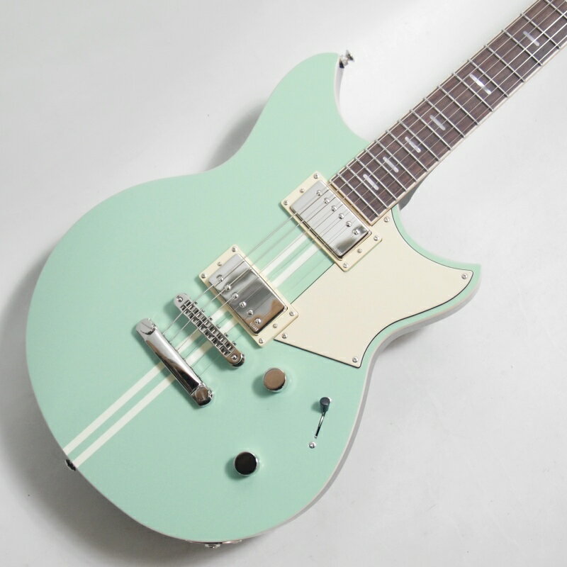 新しいREVSTARシリーズは、3グレード・2種のピックアップからラインアップが構成されています。汎用性の高いスイッチシステム、カスタムバイクにインスパイアされた多様なカラーフィニッシュを備えており、あなたのサウンドとスタイルにピッタリな一本がきっと見つかります。RSS20は、カフェレーサーをイメージした5種類のカラーをラインアップ。チェンバー構造のボディ、カーボンファイバー挿入のネック、5ポジションセレクター、フォーカススイッチを搭載し、実用性の高い多彩なサウンドバリエーションを実現。カフェレーサーにインスパイアされた5つのカラーフィニッシュチェンバー加工が施されたメイプル＆マホガニーボディカーボンファイバー挿入の3ピースマホガニーネックヤマハ独自開発のハムバッカーVH5搭載5ポジションセレクターフォーカススイッチ（トーンノブ Push/Pull）ギグバッグ付属仕様セットネック弦長 : 24-3/4” (628.6mm)ボディ : トップ：メイプル / バック：チェンバードマホガニー仕上げ : グロスネック : 3ピースマホガニー,カーボンファイバーネック仕上げ : サテンポリウレタン指板 : ローズウッド指板アール : 12" (304.8mm)フレット仕様 : ステンレスジャンボフレット数 : 22ナット : PPSネック幅0フレット/12フレット : 41.9 / 56.8 mmネック厚 1フレット / 12フレット : 21.0 / 23.9 mmフロントピックアップ : VH5n: ハムバッカー / アルニコ Vリアピックアップ : VH5b: ハムバッカー / アルニコ Vコントロール : マスターボリューム,マスタートーン（プッシュ-プル「ドライスイッチ」）ピックアップスイッチ : 5ーポジションスイッチブリッジ : チューン O マチック弦間ピッチ : 10.5mmテールピース : ストップテールピースペグ : ダイキャストピックガード : 3プライブラック弦 : Elixir Nanoweb Light / 0.010-0.046ケース : ソフトケース