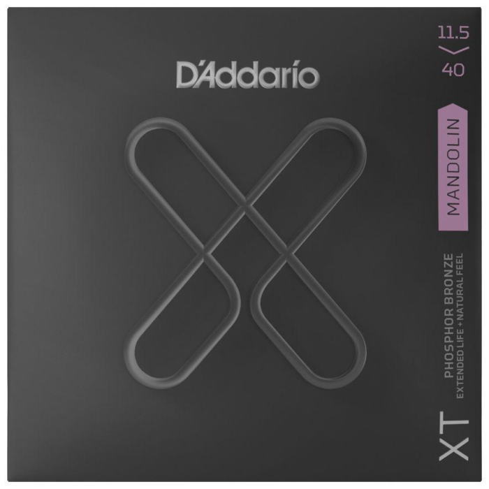 XT Strings EXL、EXP、そしてNYXLとギター弦を進化させてきたD’Addarioから、最新のコーティング弦『XT』が誕生しました。 D’Addario社では、独自の最新コーティング・テクノロジーとこれまでに開発してきたNYSteelといった素材やFusion Twistsのような革新的要素を組み合わせ、実現が難しいと言われてきたノンコーティング弦のようなナチュラルなトーンと タッチフィーリングを併せ持ったロングライフの弦の開発に取り組んできました。 XTシリーズは、独自のコーティング・テクノロジーによってハイカーボン・スチールを芯線とした巻弦とプレーン弦の全て にコーティングを施したことでかつてない長寿命化を実現し、強度、ピッチ安定性、耐腐食性においてこれまでのコーティ ング弦にはなかった高いパフォーマンスを誇る弦がついに完成しました。 特徴 ・ナチュラルなトーン 　ノンコーティング弦の倍音と同じくらい長く明瞭なトーンを奏でます。 ・抜群のピッチ安定性 　従来の弦に比べ131％もチューニングの安定性が向上しました。 ・ピッキング時の強度向上 　強度テストにより最大で42%も強度がアップし切れにくくなりました。 XTシリーズの新たなコーティング・テクノロジーは、独自の新し いプロセスによってあらゆる種類の弦に対して極めて薄いマイク ロ・ポリマーコーティングを施すことを可能としました。腐食テス トでは、これまでのコーティング弦EXPシリーズと比較しても、よ り高い耐腐食性能を得ることに成功し、より長寿命・高耐腐食と なったにも関わらずまるでノンコーティング弦のようなナチュラ ルなサウンドと感触の弦に仕上がっています。また、プレーン弦 も含む全ての弦にこのマイクロ・ポリマーコーティングが施され ています。 EXPシリーズでは、ワイヤー素材のコーティング処理を外部の技 術会社に委託をしていましたが、XTシリーズでは同じ社屋内に 独自の新しいコーティング設備を設けました。これによって全て の製造プロセスを自社施設内で完結させられるようになり、従来 のような余計な移動や梱包などを要せずにできたてのワイヤー 素材が最高の状態のままコーティングされる工程を実現しまし た。