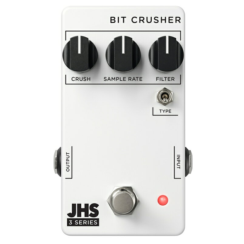 JHS Pedals 3 Seriesは、品質を損なうことなくハイコストパフォーマンスでシンプルな操作性のペダルを実現するためにデザインされたコレクションです。これらは、ミズーリ州カンザスシティにあるJHS Pedalsのファクトリーにおいて高品質なパーツを使用し、品質管理など細部にまでこだわり抜いて生産されています。各ペダルは3つのシンプルなコントロールと1つのトグルスイッチで構成されており、ビギナーからプロプレイヤーまで使用できる幅広いサウンドを提供します。お手ごろな価格帯ながら、パフォーマンスにインスピレーションを与え、あなたを新しいサウンドへ導いてくれることでしょう。音の解像度を意図的に下げることで、8ビットゲーム機を思わせるチープな歪みや破綻したサウンド、さらにはデジタルゲートディストーションまで生み出せるのが、3 SERIES BIT CRUSHERです。CRUSHノブは24〜1ビットのビット深度を、SAMPLE RATEノブは2.5Hz〜32.768KHzのサンプルレートを精密にコントロールします。さらに、生成されたサウンドを自在に整えるためのフィルターも搭載しています。フィルター部には「ゼロホールフィルター」と名付けられた独創的な回路を採用。これは、理論上のデジタル信号処理コンセプトを実際のアナログ回路へ落とし込んだユニークな設計です。対向する2つの1次フィルター（ハイパス／ローパス）が連動してスイープし、FILTERノブを反時計回りに回すとハイパス成分が強まり、ローパス成分が弱まることで、中域にフォーカスした力強いサウンドへと変化します。TYPEスイッチを下側にするとシンセらしさが増し、ビンテージシンセベースのようなサウンドメイクが可能です。一方、上側ではゲーム機の内蔵スピーカーから鳴っているような、荒々しくローファイな質感を再現できます。