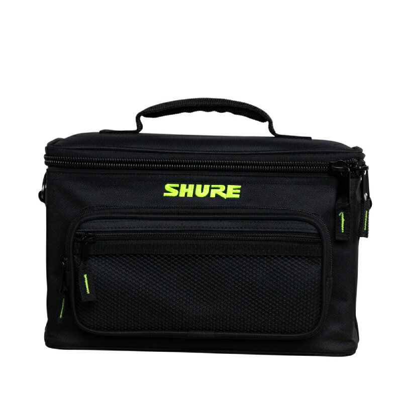 最大4本のマイクを収納できるシュア製パッド入りマイクバッグShure SH-MICBAG04は、ライブやレコーディングセッションに最大4本のマイクを持ち運ぶ必要がある場面向けに設計された、クッション入りのマイクバッグです。丈夫な600Dナイロン製で、耐久性に優れているだけでなく、移動中の悪天候からマイクを保護します。内側の成形された収納スペースには4つの個別マイクホルダーが備わっており、移動中もマイクを分離して安全に保管できます。また、小物を収納できる追加のコンパートメントも付いています。外側のコンパートメントはケーブルやその他のアクセサリー専用のスペースとなっており、必要なものをすぐに取り出せるようになっています。SH-MICBAG04は、用途に応じてパッド入りのハンドルまたは取り外し可能なショルダーストラップのいずれかを使用して持ち運ぶことができます。対応確認済みマイクSM58、SM57、BETA58A、BETA57A、SM48、PGA48、PGA58、545SD、565SD　