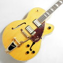 大胆さと堂々たる風格を備えたG2410TG Streamliner&#8482; Hollow Body Single-Cut with Bigsby&#174; and Gold Hardwareは、標準を超えた品質に憧れる、現代のギタリストのためにデザインされたモデルです。モダンな音色、より薄くなったメイプルボディ、アップデートされたエレクトロニクスを採用したG2410TGのエレガントなスタイルは、Gretschらしさを全面的にフィーチャーしています。Streamlinerサウンドの秘密は、Broad'Tron&#8482; BT-2Sハムバッカーにあります。Streamliner Collection用に特別設計された高出力Broad'Tronピックアップは、タイトな低音域レスポンスと屈強なトーン、煌びやかな高音域と乾いた中音域を奏でます。リア&フロントピックアップ用のボリュームコントロール、マスタートーンコントロール、マスターボリュームコントロール、3ウェイピックアップスイッチングなど、従来のコントロールレイアウトにより、さらなる実用的なサウンドを実現します。エレガントなパーロイドハンプトップインレイと、22本のミディアムジャンボフレットを備えた12インチラジアスのローレル指板を装備したホワイトバインディングが施された薄めのUシェイプナトーネックは、激情のリフとコードワークに最適です。BigsbyライセンスのB60ビブラートテイルピースは演奏に豊かな表情を加え、固定式のAdjusto-Matic&#8482;ブリッジと人工骨ナットが、チューニングの安定性を提供します。目を見張るようなGretschの伝統的なスタイリングも健在です。ヴィンテージスタイルのブラックコントロールノブ、スケール感のあるサウンドを提供する拡大されたFホール、アップグレードされたエイジドホワイトバインディング、輝かしいゴールドハードウェアを採用しています。Specificationsモデル番号: 2804800520NeckFingerboard Material : LaurelFingerboard Radius : 12" (305 mm)Neck Construction : Set-NeckNeck Finish : GlossNeck Material : NatoNeck Shape : Thin "U"Number of Frets : 22Nut Material : Synthetic BoneNut Width : 1.6875" (42.86 mm)Position Inlays : Pearloid Hump BlockString Nut : Synthetic BoneBodyBody : Laminated MapleBody Back : Arched Laminated MapleBody Binding : Aged White with B/W/B PurflingBody Finish : GlossBody Material : Laminated MapleBody Shape : Electromatic&#174; Hollow BodyBody Style : Gretsch&#174; Hollow Body GuitarsBody Top : Arched Laminated MapleBracing : Sound PostSound Hole : F-HolesWaist : 9.75" (248 mm)HardwareBridge : Adjusto-Matic&#8482;Bridge Cover/Tailpiece : Bigsby&#174; B60Bridge Mounting : SecuredControl Knobs : Black Vintage-StyleHardware Finish : GoldPickguard : 3-Ply Tortoise with Gold Gretsch&#174; LogoPickup Covers : GoldStrap Buttons : StandardStrings : Nickel Plated Steel (.010-.046 Gauges)Tuning Machines : Die-CastElectronicsBridge Pickup : Broad'Tron&#8482; BT-2SControls : Volume 1. (Neck Pickup), Volume 2. (Bridge Pickup), Master Volume, Master ToneNeck Pickup : Broad'Tron&#8482; BT-2SPickup Configuration : Broad'Tron&#8482; / Broad'Tron&#8482;Switching : 3-Position Toggle: Position 1. Bridge Pickup, Position 2. Bridge and Neck Pickups, Position 3. Neck PickupCase/Gig Bag【ご注意】 木部分には木目、色味等1本1本の個体差があり、仕上がりの風合いが掲載の商品画像と異なります。 またディスプレイの種類/性能の違いにより、実際の色と異なって見える場合もございます。