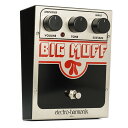 NYCオリジナル、USA製のBig Muff。ジミ・ヘンドリクス、カルロス・サンタナの時代からコーンまで、40年以上もの間多くのプロフェッショナルを魅了したオリジナル機は、ロックギターサウンドの定義を作ってきました。リッチでクリーミーな、ヴァイオリンのようにサステインの効いたディストーションサウンドを再現してくれます。本モデルは1980年前後くらいに登場したフェイスのもので、ノイズもかなり押さえられている完成系に近いものとなっています。・True Bypass・寸法：139mm(W) x 173mm(D) x 73mm(H) 700g・電源：9Vバッテリー or・9V DCセンターマイナスアダプター JP9.6DC-200（別売）・[2014.6月より9V電源ジャックが汎用性の高い2.1Φバレルタイプへと変更となっています。]　