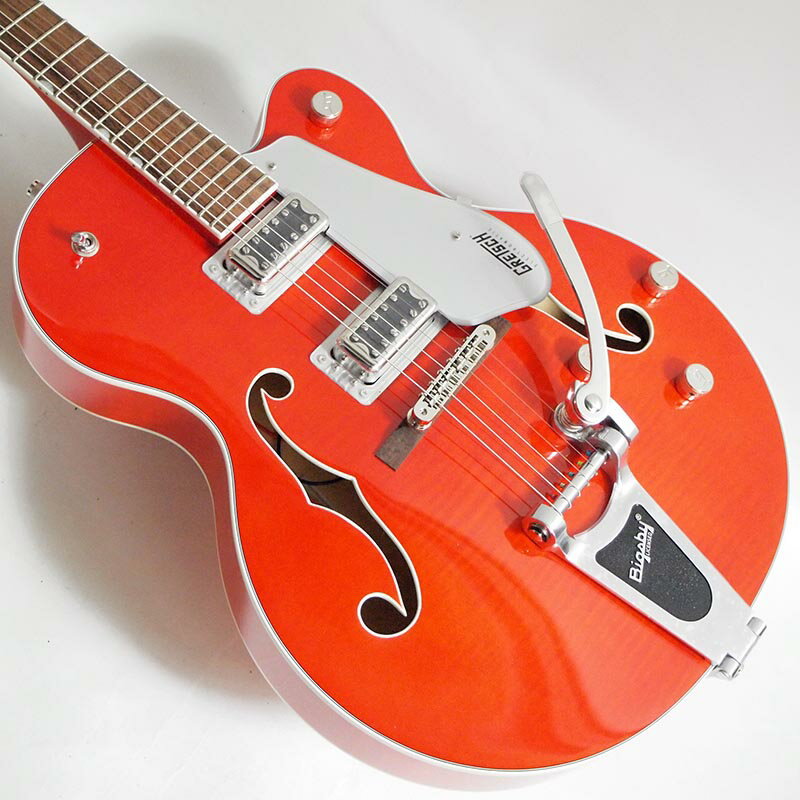 クラシックな'50年代や60年代のGretschサウンドとスタイルにインスパイアを受けた、全く新しいElectromatic&#174; Classic Hollow Bodyギターです。定番のGretschホロウボディが響かせるサウンド、スタイル、そしてプレイアビリティを備えたこのモデルはネクストレベルを目指すギタリストに最適です。Electromatic&#174; G5427TFM&#174; Classic Hollow Body FSRは、ヴィンテージにインスパイアされた洗練されたアーチを備えたフレイムラミネートメイプルボディと、不要なフィードバックノイズを軽減する全く新しいトレッスルブロックブレース設計を採用しています。ボディトップとバックの間に強度の高い接着を施した、新しいトレッスルブロック設計は、より的確でスナップの効いたトーン、より伸びやかでスピーディなレスポンスで攻撃力の高いサウンドをもたらします。全く新しいFT-5E Filter&#700;Tron&#8482;ピックアップと相まって、このホロウボディサウンドは強力なフルボディパンチを放ち、クラシカルな煌びやかさと増強された存在感、明瞭で正確なプレイを加速させます。全く新しいクラシック「C」シェイプのメイプルネックは、プレイアビリティとパフォーマンスを向上させ、快適な演奏感をもたらす、12インチラジアスのローレル指板を備えています。生き生きとした響きを提供するG5420Tは、トレブルブリードサーキットとマスターボリュームを含む、様々なアップグレードを施されたコントロール部を持ち、 マスタートーン、個々のピックアップボリュームコントロールと3ポジションピックアップトグルスイッチ、特大のバウンドFホール、マルチプライボディバインディング、バインディング加工された50年代後半の小ぶりなG6120バウンドヘッドストック、ヴィンテージスタイルのオープンバックチューニングマシン、Graph Tech&#174; NuBone&#174;ナット、パーロイドのeo-Classic&#8482;サムネイルインレイ、安定したAdjusto-Matic&#8482;ブリッジ、Bigsby&#174; B60ヴィブラートテールピースを備えています。Model Number : 2507111512Hollow Body with Trestle Block Bracingwith Oversized Bound F HolesArched Laminated Flame Maple BodyMaple NeckLaurel FingerboardClassic ”C” Neck2 FT-5E Filter’Tron&#8482;Secured Adjusto-Matic BridgeBigsby&#174; B60G TailpieceChrome HardwareOrange StainGloss Finish保証書・ギグバック付属【ご注意】木部分には木目、色味等1本1本の個体差があり、仕上がりの風合いが掲載の商品画像と異なります。 またディスプレイの種類/性能の違いにより、実際の色と異なって見える場合もございます。