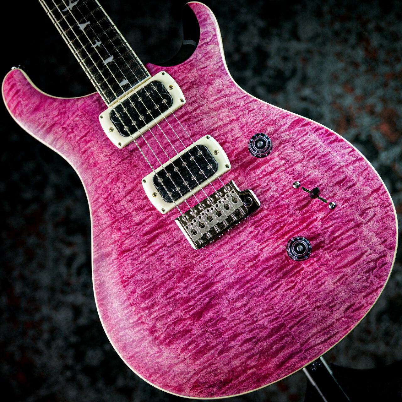 MR.GAKKI LABは北海道最大級の、PRS Guitars公認正規ディーラー店です。 正規のPRSギターの国内入荷本数が限られている中、当店ではPRS Guitars Japanと連携をとりながら お客様に心から良いと思える個体をご提供出来るようサービスの向上に努めております。 PRS Guitars公認のエキスパートが、あなたのギターライフを全力でサポートいたします。 ご相談やご要望等ございましたら何なりとお申し付け下さいませ。 日々進化を続けるPRS Guitarをぜひ体感してください。 今回入荷の1本、PRS SE Custom 24 Quilt Packageは、 吸い込まれるような杢目と「Violet」の艶やかな色味が非常にマッチした、 高級感を演出した1本となっております。 COREグレードのキルト・ヴェニアをボディ・トップとヘッド・ストックに採用。 これにより高い機能性を持つSE Custom 24のルックスがグレードアップされました。 24フレット、25インチ・スケール、ワイド・シン・メイプルネックを採用しているこのモデルでは、 快適なプレイヤビリティと、85/15 “S” ピックアップ、 3-way ブレード・スイッチ、プッシュ・プル・トーンノブの組み合わせによる 幅広いサウンド・メイキングを実現 また、エボニー指板に変更した豪華な仕様となっております。 SE Custom 24シリーズに加わったSE Custom 24 Quilt Packageは、 ジャンルを問わず多くのギタリストにとって新たな選択肢となるでしょう。 キルトメイプルのうごめく杢目が非常にステージ映えする1本となっております。 この機会に是非いかがでしょうか。 [SPECIFICATIONS] [BODY] Body Construction : Solidbody Top Wood : Maple Veneer : Quilted Maple Back Wood : Mahogany Top Carve : Shallow Violin [NECK] Number of Frets : 24 Scale Length: 25″ Neck Wood : Maple Neck Construction : Multi-Ply Truss Rod : PRS Double-Acting Neck Shape : Wide Thin Neck Depth at the Nut : 13/16″ Neck Depth at the 12th Fret : 57/64″ Neck Width at the Nut : 1 11/16″ Neck Width at the Body : 2 1⁄4″ Fretboard Wood : Ebony Fretboard Radius : 10″ Fretboard Inlay : Birds Headstock Logo : Signature “SE” [ELECTRONICS] Treble Pickup : 85/15 “S” Bass Pickup : 85/15 “S” Controls : Volume and Push/Pull Tone Control with 3-Way Blade Pickup Switch ◆付属品◆ 純正ギグバッグ、製品保証書 【コンディション】 〇新品・未使用品〇 ポールリードスミス SEカスタム 24 キルト バイオレット 「Gibson PRS Privatestock プライベートストック,Suhr,Tom Anderson,James Tyler,Fender Custom Shop等のハイエンドギター買取強化中」