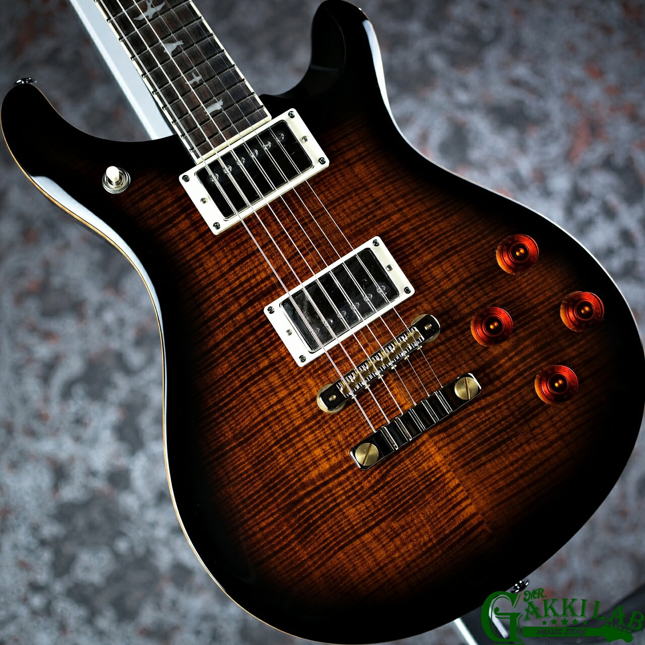 商品説明 商品名 Paul Reed Smith(PRS) 2024 SE McCarty 594 Black Gold Sunburst メーカー Paul Reed Smith(PRS) モデル名 SE McCarty 594 商品説明 MR.GAKKI LABはPRS Guitars公認の正規ディーラー店です。 正規のPRSギターの国内入荷本数が限られている中、当店ではPRS Guitars Japanと連携をとりながら お客様に心から良いと思える個体をご提供出来るようサービスの向上に努めております。 PRS Guitars公認のエキスパートが、あなたのギターライフを全力でサポートいたします。 ご相談やご要望等ございましたら何なりとお申し付け下さいませ。 日々進化を続けるPRS Guitarをぜひ体感してください。 SE McCarty 594はヴィンテージギターのサウンドにインスパイアされ、誕生したモデルです。 2ヴォリューム＆2プッシュ/プル・トーン・コントロール搭載により、 ハムバッキングサウンドとシングルコイルサウンドをスムーズに切り替えることが出来ます。 本モデルに搭載されている58/15 LT "S"ピックアップは、 透明感と温かみがあるヴィンテージ特有のサウンドを目指して緻密に設計され、 インスパイアの源となったギターのスタイルを踏襲し、 2ピースブリッジとヴィンテージスタイル・チューナーを組み合わせた仕様になっています。 また、バインディングが施され、少し肉厚な24.594インチスケールのPattern Vintageネックから得られる、 極上のサスティーンもこのモデルを特徴づける大切な要素のひとつです。 COREモデルの核となるスペックを忠実に継承したSE McCarty 594は、 自宅・スタジオ・ステージと場所を問わず、 ギタリストにとって心強いパートナーとなり得るでしょう。 付属品 純正ギグバッグ、製品保証書 コンディション 〇新品・未使用品〇 SPECIFICATIONS [BODY] Body Construction : Solidbody Top Wood : Maple Veneer : Flame Maple Back Wood : Mahogany Top Carve : Shallow Violin [NECK] Number of Frets : 22 Scale Length : 24.594” Neck Wood : Bound Mahogany Neck Construction : Multi-Ply Truss Rod : PRS Double-Acting Neck Shape : Pattern Vintage Neck Depth at the 1/2 Fret : 7/8" Neck Depth at the 12 1/2 Fret : 63/64" Neck Width at the Nut : 1 11/16" Neck Width at the Body : 2 1/4" Fretboard Wood : Rosewood Fretboard Radius : 10" Fretboard Inlay : Birds Headstock Logo : Signature "SE" [HARDWARE] Bridge : PRS Two-Piece Tuners : Vintage-Style Hardware Type : Nickel Nut : PRS Truss Rod Cover : "McCarty 594" [ELECTRONICS] Treble Pickups : 58/15 LT “S” Bass Pickups : 58/15 LT “S” Controls : Two Volume and Two Push/Pull Tone Controls with 3-Way Toggle Pickup Switch on Upper Bout 注意事項 ◆こちらの商品は店頭等でも販売しております。 販売後の商品情報の更新、削除は迅速を心掛けておりますが、 リアルタイムでの更新が難しい場合もございます。 万一ご注文後に売り切れの場合は誠に申し訳ございませんがご容赦ください。 ※当サイトの内容、テキスト、画像等の無断転載・無断使用を固く禁じます。