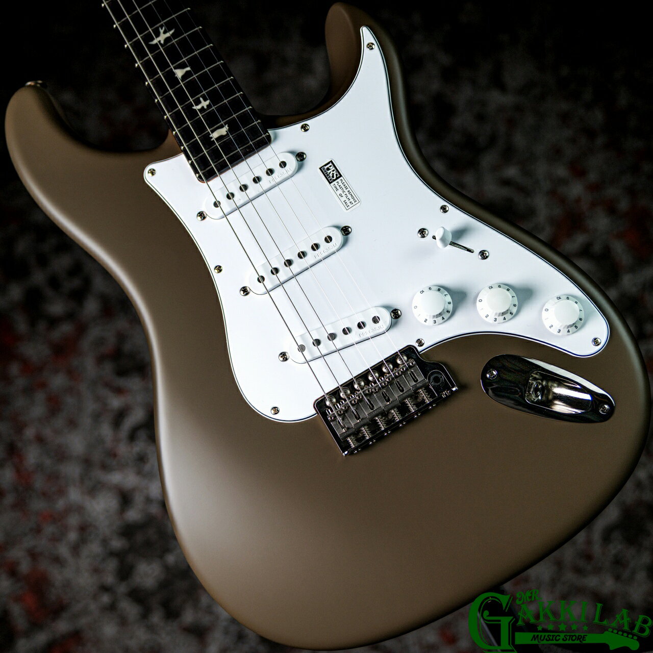商品説明 商品名 Paul Reed Smith(PRS) Silver Sky John Mayer Signature Mojave Brown - Satin メーカー Paul Reed Smith( PRS ) モデル名 Silver Sky 商品説明 MR.GAKKI LABはPRS Guitars公認の正規ディーラー店です。 正規のPRSギターの国内入荷本数が限られている中、 当店ではPRS Guitars Japanと連携をとりながら お客様に心から良いと思える個体をご提供出来るようサービスの向上に努めております。 PRS Guitars公認のエキスパートが、あなたのギターライフを全力でサポートいたします。 ご相談やご要望等ございましたら何なりとお申し付け下さいませ。 日々進化を続けるPRS Guitarをぜひ体感してください。 今回入荷の1本は、2026年1月発表のNEWカラー「Mojave Brown Satin」のSILVER SKY。 塗装はSatin Nitro Finishを採用し、 PRSの厳しい基準をクリアした極薄塗装が採用されており、 サウンドの鳴りや木の振動を最大限に引き出します。 フロントピックアップはFreddie KingやStevie Ray Vaughan（SRV）の曲でも聴こえるあの倍音の響き。 ブリッジピックアップは過剰なトレブリー感はなく、まるで初期のBB Kingのようなしっかり低音が唸る太いサウンド。 フロント&amp;ミドルピックアップのハーフトーンは John Mayerの”Slow Dancing in a Burning Room”がイメージしやすいかと思います。 ジョンメイヤーはこう言っています。 『ビンテージのストラトを100本弾いて、2〜3本は魔法のような個体がある』 『このSilver Skyはどれを弾いてもそのサウンドを実現できたと思う。』 『それがポールのすごいところだよ。彼は職人でもあり、科学者でもあるんだ。』 このSilver Skyは64年のビンテージフィーリング、マジックトーンを再現し、さらにアップグレードさせた Paul Reed SmithとJohn Mayerが求めた究極のギターです。 現代に甦るビンテージの終着点とも言える至高の1本。 PRS Silver Skyは、John MayerとPaul Reed Smithがこよなく愛するビンテージギターの中でも、 特に1963〜64年に製造されたビンテージギターのサウンドを継承しデザインされた PRSオリジナルのシングルコイルピックアップを搭載し、 さらに過去のイメージとは一線を画すデザインコンセプトから生み出されたギターです。 2年にも渡る研究と開発を繰り返した末に誕生したこのSilver Skyには、 JohnとPaulの両者が目指す、明確なサウンドがあり、 更にこのギターのサウンドとプレーヤービリティを生み出す為だけにデザイン、 開発されたPRSオリジナルパーツが豊富に使用されています。 ヘッドストックシェイプはPRSのトレードマークと言えますが、 John Mayerのプレイスタイルに合わせたリバースヘッドストックにリデザイン、 同時にナットからチューナーまでの距離をかせぐ事でチューニングの安定性をさらに高めています。 そして、チューナーはトラディショナルなビンテージスタイルのクルーソンタイプでありながら PRSロッキング・システムを搭載したPRSオリジナルペグを採用。 オリジナルのスティール製トレモロは、アームがニュートラルな位置でボディにベタ付けになります。 そのセッティングにより、ブリッジの可動方向はピッチダウンのみとなりますが、 ブリッジとボディとの接地面を稼ぐことによりボディの生鳴りを向上させ、 ダイナミックなサウンドと、シングルコイル・ピックアップのS/N比の向上に繋がっています。 635JMピックアップは、Silver Skyの為だけに開発されたPRSオリジナルのピックアップで、 レンジが広くて、ファットでクリスピーなサウンドが特徴と言えます。 Silver Skyの指板は、ローズウッドとメイプルが選択可能で、 指板アールはどちらも7.25”。 本モデルはローズウッド指板のネックとなり、 ショルダー部分の丸みをわずかに大きくし、 手のひらにより馴染みやすい形状になっています。 どちらの指板のネックも、ビンテージギターの入念なリサーチ、 そしてJohn Mayer自身のステージでの数多くのテストを経て、導き出されたシェイプです。 John MayerとPaul Reed Smithによって生み出されたこのSilver Skyが、 ロック/ブルース/ジャズ/ファンクなど、音楽ジャンルを問わず、 オススメできる1本です。 付属品 純正ギグバッグ、製品保証書、アームバー コンディション 〇新品・未使用品〇 SPECIFICATIONS [BODY] Body Construction : Solidbody Body Wood : Alder Top Carve : Flat Top [NECK] Number of Frets : 22 Fret Wire : PRS Medium Width of Fret Crown : .085″ Height of Fret Crown : .045″ Scale Length : 25.5″ Neck Wood : Maple Neck Construction : Scarfed Truss Rod : PRS Double-Acting Neck Shape : 635JM-R (Rosewood Fretboard) Neck Depth at the 1/2 Fret : 55/64″ Neck Depth at the 12 1/2 Fret : 63/64″ Neck Width at the Nut : 1 21/32″ Neck Width at the Body : 2 15/64″ Fretboard Wood : Rosewood Fretboard Radius : 7.25” Fretboard Inlay : Small Birds Headstock Logo : Signature, Decal [ELECTRONICS] Treble Pickup : 635JM Middle Pickup : 635JM Bass Pickup : 635JM Controls : One Volume and Two Tone Controls with a 5-Way Blade Pickup Switch 注意事項 ◆こちらの商品は店頭等でも販売しております。 販売後の商品情報の更新、削除は迅速を心掛けておりますが、 リアルタイムでの更新が難しい場合もございます。 万一ご注文後に売り切れの場合は誠に申し訳ございませんがご容赦ください。 ※当サイトの内容、テキスト、画像等の無断転載・無断使用を固く禁じます。