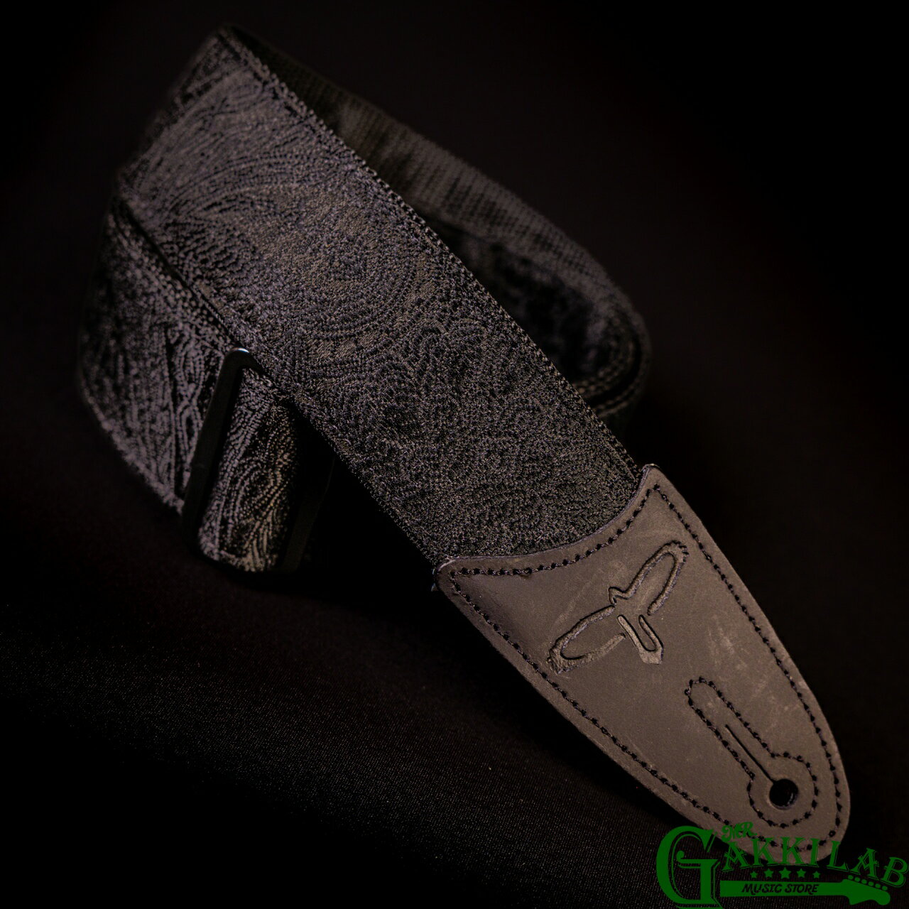 商品説明 商品名 Paul Reed Smith(PRS) Paisley / Nylon Strap Black メーカー Paul Reed Smith ( PRS ) モデル名 Paisley / Nylon Strap 商品説明 ブラックのクールで　スタイリッシュなルックスに、 ペイズリー柄の異国情緒があるエレガントな雰囲気漂うカナダ製ストラップです。 約5cm横幅の扱いやすい滑らかな手触りのナイロン・ストラップです。 付属品 ストラップのみ コンディション 〇新品・未使用品〇 ※実物と写真の色味が多少異なる場合がございます。 注意事項 ◆こちらの商品は店頭等でも販売しております。 販売後の商品情報の更新、削除は迅速を心掛けておりますが、 リアルタイムでの更新が難しい場合もございます。 万一ご注文後に売り切れの場合は誠に申し訳ございませんがご容赦ください。 ※当サイトの内容、テキスト、画像等の無断転載・無断使用を固く禁じます。