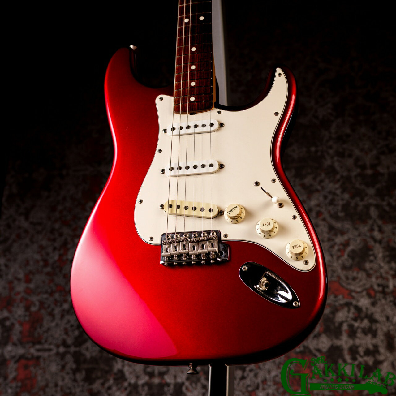 商品説明 商品名 Fender American Vintage 1962 Stratocaster メーカー Fender モデル名 American Vintage 1962 Stratocaster 商品説明 ジミ・ヘンドリックス、エリック・クラプトン、ジェフ・ベック、 リッチー・ブラックモア、ジョン・フルシアンテ、 名前を挙げると切りが無いほど多くの世界的ギタリストに愛用されているトップブランド 「Fender」 本器は1982年から始まったアメリカン・ヴィンテージシリーズの62年スタイルストラトキャスター、 「American Vintage 62 Stratocaster」 Fender Stratocasterの中でも人気の高い黄金期である1962年製の仕様を忠実に再現した、 リイシュー・モデルです。 ネック・ポケットDATE等から1994年頃製造の1本とみられ、 目を惹く人気カスタムカラーの「Candy Apple Red」の個体となっております。 60年代初期スペックを再現したスラブボードローズ指板のストラト。 ストラトキャスターを代表する王道のスペックを再現したモデルです。 アルダーボディにメイプルネック、ローズウッド指板、 薄めのCシェイプ・ネックを採用。 7.25インチラジアス &amp; ヴィンテージフレット仕様。 ニトロセルロース・ラッカー塗装を採用、 薄膜のラッカーフィニッシュにより、 経年変化による風格も楽しめる逸品です。 エッジの効いたキレの良い艶やかなミッドレンジが心地よいモデルです。 ピックアップカバーの交換箇所がありますが、 ピックアップはオリジナルとみられます。 高いヴィンテージの再現度と完成度の高さから、 再評価と人気は現在も上がり続ける一方で、 市場価格も高くなっている「American Vintage」シリーズです。 付属品 汎用ソフトケース コンディション 細かな擦れ、ボディバックの擦れ傷、小さな打ち傷、パーツのくすみ等の小傷はややあります。 全体的に少々の使用感はありますが、 目立つ大きな損傷等は無く、年代を考慮しますと良好な外観を保っており、 使用上問題の無いコンディションとなっております。 ネック：ほぼストレート トラスロッド： 余裕有り フレット：8割前後残有り 電気系統： 正常動作確認済み SPECIFICATIONS Body： Alder Neck： Maple Fingerboard： Rosewood Nut wide： 約42.5mm Control： Volume / 2Tone / 3Way Selector SW Weight： 約3.69kg 注意事項 ◆こちらの商品は店頭等でも販売しております。 販売後の商品情報の更新、削除は迅速を心掛けておりますが、 リアルタイムでの更新が難しい場合もございます。 万一ご注文後に売り切れの場合は誠に申し訳ございませんがご容赦ください。 ◆中古品の性質上、全ての状態表記が困難な場合がございます。 シビアに確認されたい方は必ず事前にお問い合わせの上、 ご検討をお願い申し上げます。 ※当サイトの内容、テキスト、画像等の無断転載・無断使用を固く禁じます。