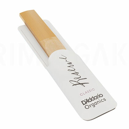 ダダリオ リード　B♭クラリネット　Reed　Organic Reserve Classic（オーガニック・レゼルヴ・クラシック） 　1枚バラ売り ・厚めのブランクで、深みのある音色、幅広いダイナミクス、クリアなアーティキュレーション。 ・柔軟かつコシがあり、耐久性、均一性も。 ・世界のトップ・プロ奏者たちも愛用。クラシック向け、オーケストラ、ソロ演奏に最適。 ダダリオのリード・メイキングの集大成として開発された「最高級ブランド」。世界の一流プロ奏者たちに愛用されています。 繊維密度の高いケーンの根元の2節のみを使用。柔軟かつコシがあり、耐久性、均一性も。厚みを持たせたブランクが用いられており、深みのある音色が特徴。 ファイルド・カット、長めのヴァンプ、厚めのティップ、四角いティップ・コーナーにより、音の立ち上がり・レスポンスに優れ、クリアなアーティキュレーション、柔軟な演奏性を実現。 （※2022年7月より、リード上の刻印の位置が裏側から表側へ順次変更となっています。「リードの裏・表」及び「プロファイルの比較」「ブランクの厚さの比較」写真の製品は旧仕様のものです。） 販売単位：1枚バラ売り（個別密封包装） 3.00　ODCT1030 46716587770 3.50　ODCT1035 46716587787 他の硬さが必要な方は、お問い合わせください。 D'Addario Woodwinds（ダダリオウッドウィンズ）クラリネット用リード Rico（リコ）￥352 Rico創業当時からの伝統を受け継ぐ、通称：赤箱。アンファイルド・カット。厚みが抑えられており、鳴らしやすいのが特徴。手頃な価格で学生の愛用者も多い。 Reserve（レゼルヴ）￥473 繊維密度の高いケーンの根元の2節のみを使用。柔軟かつコシがあり、耐久性、均一性も。温かな音色、幅広いダイナミクス、正確なアーティキュレーションを実現。ファイルド・カット。 Reserve Classic（レゼルヴ・クラシック）￥616 厚みを持たせたブランクを使用。長めのヴァンプ、厚めのティップ、ティップ・コーナーはスクエアで、深みのある音色、クリアなアーティキュレーション、柔軟な演奏性を実現。 リード カットの種類 リードには、「ファイルド・カット」（「フレンチ・カット」、「ダブル・カット」とも呼ばれます）と「アンファイルド・カット」（「アメリカン・カット」、「シングル・カット」とも呼ばれます）の2種類のカットがあります。 ファイルド・カットは、ケーンの表皮をU字にカットし、さらにヒールの上端部分にストレートに切れ目を入れ、ヴァンプの下端の表皮を削り落としたタイプのカット。音の立ち上がりに優れ、特に低音域においてのレスポンスが良く、音色が明るめになる、などの特徴があります。 また、アンファイルド・カットは、U字にカットした周囲の部分の表皮を削らずに残したタイプのカット。リード全体の弾力が増してほどよい抵抗感が得られます。ファイルドに比べてヒール上端部分の表皮が残っている分、音にしっかりとしたコシがあり、ダークで深みのある音になります。 それぞれのカットのリードを使い分けることで、多彩な演奏アプローチを可能にします。
