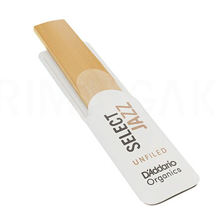 ダダリオ リード　アルトサックス　Reed　Organic Select Jazz（オーガニック・セレクト・ジャズ）アンファイルド　1枚バラ売り アンファイルド・カット ・一流ジャズ奏者たちが愛用、ジャズ、ポピュラーの定番。 ・力強く豊かなサウンド、遠達性のある響き、優れた柔軟性が特徴。ファイルドよりもダークな傾向。 世界の一流ジャズ・プレイヤーたちの協力を得て開発された、ジャズ、ポピュラーに最適のサクソフォーン用リード。良質なシック・ブランクが用いられ、厚めのスパインと長めのヴァンプ、伝統的なティップ・デザインにより、クリアで遠鳴りする力強く豊かなサウンドが特徴。レスポンスも良く、柔軟性にも優れています。 （※2022年7月より、リード上の刻印の位置が裏側から表側へ順次変更となっています。「リードの裏・表」写真の製品は旧仕様のものです。） 販売単位：1枚バラ売り（個別密封包装） 2H ORRS10ASX2H　046716588906 3S ORRS10ASX3S　046716588913 他の硬さが必要な方は、お問い合わせください。 D'Addario Woodwinds（ダダリオウッドウィンズ）アルト・サクソフォーン用リード　当店ラインナップ ほしいリードが当店ラインナップにない場合はご連絡ください Rico（リコ）￥484 Rico創業当時からの伝統を受け継ぐ、通称：赤箱。アンファイルド・カット。厚みが抑えられており、鳴らしやすいのが特徴。手頃な価格で学生の愛用者も多い。 Reserve（レゼルヴ）￥605 繊維密度の高いケーンの根元の2節のみを使用。厚めのブランクで、柔軟かつコシがあり、耐久性、均一性も。温かな音色、幅広いダイナミクス、正確なアーティキュレーションを実現。ファイルド・カット。 Select Jazz Filed（セレクト・ジャズ・ファイルド）￥605 世界の一流ジャズ奏者とのコラボで誕生。厚めのブランクを使用、厚めのスパインと伝統的なティップ形状で、抜群の操作性と音飛び、クリアで力強く豊かなサウンド。 Select Jazz Unfiled（セレクト・ジャズ・アンファイルド）￥605 世界の一流ジャズ奏者とのコラボで誕生。厚めのブランク、厚めのスパインと伝統的なティップ形状。音色はファイルドよりもダークな傾向。 リード カットの種類 リードには、「ファイルド・カット」（「フレンチ・カット」、「ダブル・カット」とも呼ばれます）と「アンファイルド・カット」（「アメリカン・カット」、「シングル・カット」とも呼ばれます）の2種類のカットがあります。 ファイルド・カットは、ケーンの表皮をU字にカットし、さらにヒールの上端部分にストレートに切れ目を入れ、ヴァンプの下端の表皮を削り落としたタイプのカット。音の立ち上がりに優れ、特に低音域においてのレスポンスが良く、音色が明るめになる、などの特徴があります。 また、アンファイルド・カットは、U字にカットした周囲の部分の表皮を削らずに残したタイプのカット。リード全体の弾力が増してほどよい抵抗感が得られます。ファイルドに比べてヒール上端部分の表皮が残っている分、音にしっかりとしたコシがあり、ダークで深みのある音になります。 それぞれのカットのリードを使い分けることで、多彩な演奏アプローチを可能にします。