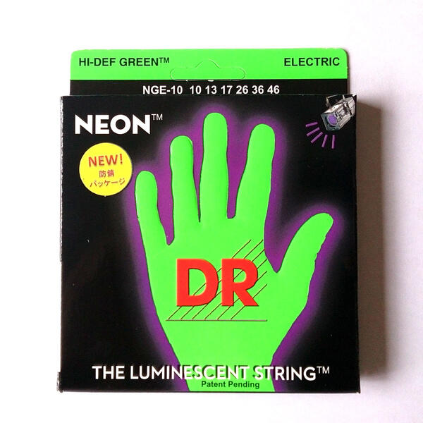 DR弦 エレキギター弦　NEON COATED MEDIUM HI-DEF GREEN 10-13-17-26-36-46 ネオンシリーズはクリアで、きらびやかで音楽的なサウンドを持った、蛍光カラーコーティングの弦です。きっとその鮮やかなカラーに魅了されることでしょう。 このハイデフグリーンは　グリーン単色セットです。 日光や、ステージの照明上ではビビットなカラー、ブラックライトのもとでは強く発光します。 もちろんコーティング弦であるため、アンコーティング弦より3 〜 4 倍の寿命とK3 コーティングテクノロジーによる「アンコーティングを凌駕する響き」です。 ※NEON シリーズは「蓄光」ではございません。自発的に暗闇での発光はしません。 ブラックライト下、もしくはブルーでの暗転等のステージ照明に反応し、発光します。DR はギルドギターの創設者Al Dronge が、自身のアイディアを息子であるMark Dronge（DR 創設者）へ受け継いだことから始まっています。 ギターの制作に携わるなかで、弦に関する様々なアイディアや、プレイヤーとしてのアイディアなどを次々と形にしてきました。 DR は「ハンドメイド弦は、マシンワウンドに比べ、素材による張力や寸法の変化への調整や、不整合性への対応力において正確である。」と考え、長年にわたり昔ながらの職人技と高品質なアメリカ産の原料を使用しアメリカでのハンドメイドによる生産にこだわり続けています。 DR はラウンドコアのサウンドの素晴らしさを世の中に改めて示し、更にフォスファーブロンズとニッケルプレートを交互に巻きつけたZebra 弦や世界初ハイパフォーマンスギターコーティング弦K3 のカラーコーティングとして、NEON、更にドロップチューニングと普通のチューニングが出来るDDT などユニークで多彩なアイディアにあふれる弦を生産しつづけています。 その斬新で革新的なアイディアと製品へのこだわり、高い開発能力、そして高い技術力によって多くのアーティストから愛され、多くのシグネチャーモデルを生産、開発してきました。常にチャレンジし続けるアーティスト、プレイヤー達とともにDR も日々、より良い製品へのチャレンジをつづけ、現在も世界中にそのファンを増やし続けています。