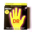 DR弦 エレキギター弦　NEON COATED NYE-10 HI-DEF YELLOW 10-13-17-26-36-46 ネオンシリーズはクリアで、きらびやかで音楽的なサウンドを持った、蛍光カラーコーティングの弦です。きっとその鮮やかなカラーに魅了されることでしょう。 このハイデフイエローは　イエロー単色セットです。 日光や、ステージの照明上ではビビットなカラー、ブラックライトのもとでは強く発光します。 もちろんコーティング弦であるため、アンコーティング弦より3 〜 4 倍の寿命とK3 コーティングテクノロジーによる「アンコーティングを凌駕する響き」です。※NEON シリーズは「蓄光」ではございません。自発的に暗闇での発光はしません。 ブラックライト下、もしくはブルーでの暗転等のステージ照明に反応し、発光します。DR はギルドギターの創設者Al Dronge が、自身のアイディアを息子であるMark Dronge（DR 創設者）へ受け継いだことから始まっています。 ギターの制作に携わるなかで、弦に関する様々なアイディアや、プレイヤーとしてのアイディアなどを次々と形にしてきました。 DR は「ハンドメイド弦は、マシンワウンドに比べ、素材による張力や寸法の変化への調整や、不整合性への対応力において正確である。」と考え、長年にわたり昔ながらの職人技と高品質なアメリカ産の原料を使用しアメリカでのハンドメイドによる生産にこだわり続けています。 DR はラウンドコアのサウンドの素晴らしさを世の中に改めて示し、更にフォスファーブロンズとニッケルプレートを交互に巻きつけたZebra 弦や世界初ハイパフォーマンスギターコーティング弦K3 のカラーコーティングとして、NEON、更にドロップチューニングと普通のチューニングが出来るDDT などユニークで多彩なアイディアにあふれる弦を生産しつづけています。 その斬新で革新的なアイディアと製品へのこだわり、高い開発能力、そして高い技術力によって多くのアーティストから愛され、多くのシグネチャーモデルを生産、開発してきました。常にチャレンジし続けるアーティスト、プレイヤー達とともにDR も日々、より良い製品へのチャレンジをつづけ、現在も世界中にそのファンを増やし続けています。