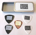 FREEDOM CUSTOM GUITAR RESERCH F.C.G.R. Pick Container with 5Picks 無くしがちなピックや、小さめなレンチ等の収納保存はもちろん、ちょっとした小物入れやピルケースにも使える便利な“ピックコンテナ”です。汎用性が高くクラシカルなデザインのオリジナルピックを5種類封入しております。 トライアングル 0.75mm(黒)・・・激しいコードストロークや、ワイルドなリードプレイにマッチング。アコースティックギターには最適です。 トライアングル 1.0mm(白)・・・あらゆる奏法に対応のスタンダードスタイル。ベースプレイヤーにもお勧めです。 ティアドロップ 1.2mm(ベッ甲柄)・・・速いパッセージのフレーズや攻撃的なサウンド、立ち上がりのスピーディさはピカイチです。 ティアドロップ 0.75mm(黒)・・・リズムプレイからブルージーなソロまでフレキシブルに対応。アコースティックやベースにも使いやすいスタイルです。 ティアドロップ 1.0mm(白)・・・ニュアンスを活かしたいフレーズはもちろん、あらゆるスタイルのプレイヤーにお勧めです。　