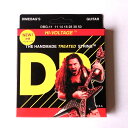 DR弦 Dimebag Darrell エレキギター弦　EXTRA HEAVY 11-14-18-28-38-50 DR がダイムバッグ・ダレルの要望に忠実に答えたシグネチャーストリングです。 ヘクサコアにロングライフ処理を施したニッケルプレートをワウンドしました。 ダレル曰く 「俺は1995 年からこの最強の弦を使ってる。DR のタッチやレスポンスが気に入ってるんだ。 みんなも一度触ればわかるはずだ。 クラシックなアーミングからロッキングトレモロならではの激しいアーミング、背筋も凍るようなハーモニクススクウィール、王道のヘヴィリフのすべてにおいて完璧な弦だ。」 「この弦はどんなにハードなプレイでもチューニングが狂わず、 新品時のフレッシュ/ ブライトなフィールが長続きするんだ。」DR はギルドギターの創設者Al Dronge が、自身のアイディアを息子であるMark Dronge（DR 創設者）へ受け継いだことから始まっています。 ギターの制作に携わるなかで、弦に関する様々なアイディアや、プレイヤーとしてのアイディアなどを次々と形にしてきました。 DR は「ハンドメイド弦は、マシンワウンドに比べ、素材による張力や寸法の変化への調整や、不整合性への対応力において正確である。」と考え、長年にわたり昔ながらの職人技と高品質なアメリカ産の原料を使用しアメリカでのハンドメイドによる生産にこだわり続けています。 DR はラウンドコアのサウンドの素晴らしさを世の中に改めて示し、更にフォスファーブロンズとニッケルプレートを交互に巻きつけたZebra 弦や世界初ハイパフォーマンスギターコーティング弦K3 のカラーコーティングとして、NEON、更にドロップチューニングと普通のチューニングが出来るDDT などユニークで多彩なアイディアにあふれる弦を生産しつづけています。 その斬新で革新的なアイディアと製品へのこだわり、高い開発能力、そして高い技術力によって多くのアーティストから愛され、多くのシグネチャーモデルを生産、開発してきました。常にチャレンジし続けるアーティスト、プレイヤー達とともにDR も日々、より良い製品へのチャレンジをつづけ、現在も世界中にそのファンを増やし続けています。