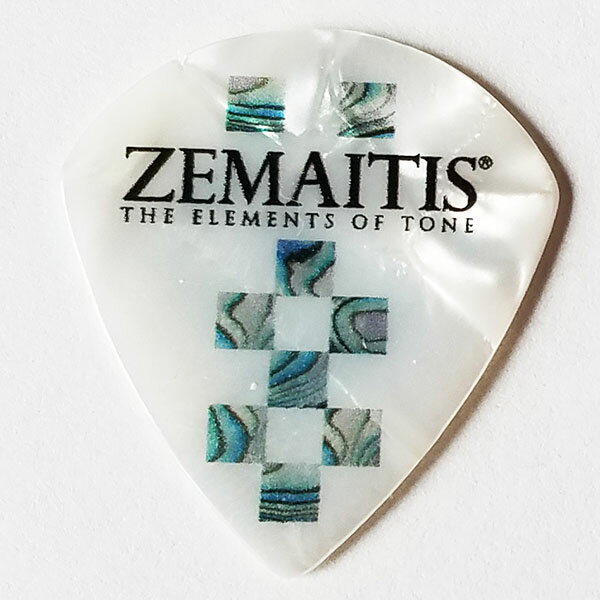 ゼマイティス ギターピック　ジャズ型 材質：セルロイド 形状：ジャズ型 販売単位：1枚 厚さ： Heavy (1.0mm)　JAN:4988784031389 Exrtra Heavy (1.2mm) 　JAN:4988784031396 ゼマイティスのピック「ZP19 JZ」は、ゼマイティスのパール・フロント・デザインを基に、洗練されたチェス・モチーフ (表) と象徴的なダイヤモンド・デザイン (裏) を採用しています。 アバロンをイメージしたプリントは下地のパールが程よく透けて見えることによりアバロン貝同様に角度によって異なる輝きを再現しています。 材質はスタンダードなセルロイド、形状はJazzと呼ばれる先端の尖った小型のシェイプです。　