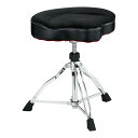 1st Chair Glide Rider Drum Throne HT530BCNST ドラムスローンにとって重要な&ldquo;座り心地&rdquo; を決める要素の一つは座面の硬さ。ドラマーはスローンに座った瞬間に感じるその感覚で、そのスローンが自分にフィットしているかどうか判断することができます。座面の硬さはシート形状や素材、表面の生地の伸縮性、縫製の方法などの多くの要素の組み合わせに左右されます。それらを細かく検討し、『体の重心を安定して支え、長時間座った時の疲労の蓄積を軽減する』ことを目標に生まれた1st Chair Glide Rider ( グライド・ライダー) ドラムスローンは、シート内部に型成形による硬質の発泡ウレタン、座面の天面はプレイ中の滑りを防ぐ効果があるクロス素材を採用し、今までのTAMA のモデルにはなかった理想的な柔らかさと硬さのバランスを実現したサドル形状のドラムスローンです。 &nbsp; スペック ■高さ調整幅: 455mm 〜 625mm ■重量: 5.5kg ■パイプ径 : 28.6mm-22.2mm ■3脚部 : ダブルレッグ