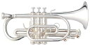 ▼B&amp;Sについて B&amp;Sはドイツが世界に誇る現代最高水準の金管楽器ブランドと言われています。B&amp;Sがその技術を注ぐ「最高の吹奏感」「正確な音程」「豊かで美しい音色」というのが評価されているのだと思います。ドイツザクセン州にいくつか拠点を置き、多くのマイスターや楽器ブランドを傘下に迎え入れて大きく発展して行きましたが、現在はマルクノイキルヒェンで製造されているようです。B&amp;Sはチューバ有名かな、と思います。実はB&amp;Sは2012年にクラリネットで有名なビュッフェ・クランポングループに買収されて、ビュッフェ・クランポングループの自社ブランドとなっています。他にも同じように買収されているブランドはいくつかあり、同じマルクノイキルヒェンがクランポンのスチューデントモデルだったり、ハンスホイヤー、クルトワなどが製造拠点となっています。 &nbsp;▼ブランドの傾向について(基本のトランペット) 日本で人気のトランペットブランドはヤマハ、バック、シルキー、B&amp;S、XOくらいで知名度があると思います。 音色の明るさ、吹奏感をブランドの傾向として並べますと、、、 ・シルキー：より軽く明るい。ですが、ブランドの発足がクラシックの人物であったため、クラシックの方が選ばれる傾向は今でもあります。 ・ヤマハ、XO：音色明るめ、吹奏感軽め ・B&amp;S：BACH寄り、音色暗め、吹奏感抵抗感あり ・BACH：より暗め、抵抗感強い、よりパワフル。クラシックの定番。 あくまで傾向ですので、そのブランドの中でさらに軽めのモデル、重めのモデルといったラインナップがあります。 クラシック系は重め、暗めの吹奏感、音色をを選ぶ傾向にあり、ジャズ系では軽め、明るめを選ぶ傾向にあると思います。 当然クラシック、ジャズにも色々な楽曲があり、今度は楽曲に合わせて音色の傾向や吹奏感を選ぶことにはなります。またブランドにおいてはそのジャンルで選ばれる傾向にあるといった音色や吹奏感だけでは終われない色々な要素もあります。 B&amp;SはBACHの価格帯にちょっと手が届かないな、BACHではよっと重すぎるな、といった方におすすめの使いやすいモデルになっています。▼コルネットとは トランペットと同じ運指、音域を持ちますが、管の巻の状態などが異なり、トランペットよりも柔らかな音色です。フレーズの移り変わりも滑らかでゆったりとした演奏をお楽しみ頂けます。サイズが小さくなりますので小学生などの金管バンドなどでも取り入れられることがあります。 &nbsp;▼シリーズの違い Challenger Series1：チャレンジャーシリーズI。柔らかい音色が特徴。音程も良いと評判。トランペットからの持ち替えもラクです。 Challenger Series2：チャレンジャーシリーズII。プロフェッショナル奏者向け。ティエリーカンス氏のアドバイスによりオールドフレンチモデルをリファインしたモデル。英国式ブラスバンドの響きに求められる、深く豊かな音色。一部の細かい仕様はチャレンジャー1と少し違いますが、基本的にはハンドメイドによる作業手間による品質の違いになります。▼モデルの違いと塗装の違い 国内に流通しているB&amp;Sは仕入れを行うメーカーが複数あるため品番も複数存在しています。(　　)内の異なる品番も同仕様の同じモデルとなります。L=ラッカー仕上げ=1表記、SP=銀メッキ仕上げ=2表記、BGP=ゴールドブラス、銀メッキ仕上げ=G-2表記 シリーズの傾向は上記で説明いたしましたので、以下素材と塗装の違いに着目してお選び下さい。 &nbsp; シリーズ共にすべてボアサイズ11.73mm、ベルサイズ125mmチャレンジャーシリーズI&nbsp;&nbsp; 3142 ・CR42 L ( BS3142-1-0 さらに後ろに0Jと付くモデルも同じ )...イエローブラス、ラッカー ・CR42 SP ( BS3142-2-0 さらに後ろに0Jと付くモデルも同じ )...イエローブラス、銀メッキチャレンジャーシリーズ2 &nbsp; 3142/2 ・CR42II SP ( BS31422-2-0 さらに後ろに0Jと付くモデルも同じ )...イエローブラス、銀メッキ▼ヤマハとの比較 YCR-2330III...スタンダード、イエローブラス、ラッカー、MLボア、ベルサイズ119mm YCR-4330GII...スタンダード、ゴールドブラス、ラッカー、MLボア、ベルサイズ119mm YCR-6330SII...プロフェッショナル、イエローブラス、銀メッキ、Lボア、ベルサイズ119mm YCR-8335G...カスタム、イエローブラス、ラッカー、Lボア、ベルサイズ125.5mm、1枚取りベル YCR-8335GS...カスタム、イエローブラス、銀メッキ、Lボア、ベルサイズ125.5mm、1枚取りベル▼ベル材質 素材の上にかける塗装によって同じような色に見えても実は素材が違っていたりします。素材となるブラス=真鍮とは銅と亜鉛を混ぜたもので、この配合率によって素材の強度や色が変わり、音色、吹奏感に違いがでます。銅の比率が上がるほど、音色に温かみが出ると言われます。イエローブラスが一番安いです。 ・イエローブラス...明るく、張りのある音色。シリーズ問わず多くはイエローブラスが主流です。銅が70％、亜鉛が30%。 ・ゴールドブラス...幅のある豊かな音色。銅が75〜85％、亜鉛が15%〜25%ほど。 ・レッドブラス...より柔らかく落ち着いた音色。銅が85〜90％、亜鉛が10%〜15%ほど。より丸みのある音色に、深い響きを与えます。▼仕上げ ぱっと見はだいたい金か銀ですが、塗装の違いで濃いゴールド、薄いゴールドの違いがあったりもします。塗装の違いで音色や吹奏感にも違いがでてきます。 ・クリアラッカー...透明なラッカーでパワフルで音抜けがよく艶やかな音色になる傾向です。 ・ゴールドラッカー...クリアラッカーを混合してつくられており、濃いめのゴールドになります。大差はないですが、シャープで音の立ち上がりがよいと言われたりします。 ・銀メッキ...柔らかな音色になると言われています。やや抵抗感がりますので表現力を求める演奏にも向いています。主張も控え目になるためか吹奏楽では銀メッキで揃えることもあるようです。▼ベル加工法について ・2枚取りベル...安い機種の多くはこれ。同じ材質であっても、加工方法が異なるので吹奏感、音色に違いが出てきます。 ・1枚取りベル...深く豊かな響きとなめらかな吹奏感。▼ボアサイズ ボアというのは、楽器に吹き込んだ空気が通る管の直径（内径）のこと。ボアのサイズによって息の量が決まり、音色が変わります。ボアには、サイズの小さい順にミディアムボア、ミディアムラージボア、ラージボアなどメーカ&minus;の基準は少しずつサイズや表現が変わりますが、サイズが小さなものほど必要な息の量が少ないため吹きやすく、音色は繊細でしっとりとしたものになり、サイズが大きくなると息の量も多く必要となり、音色や音量ともに豊かで華やかなものとなります。以下はヤマハのサイズ表記の基準値です。 ・Sサイズ...おおよそ10.05mm前後 ・Mサイズ...おおよそ11.3mm前後 ・MLサイズ...おおよそ11.65mm前後 ・Lサイズ...おおよそ11.73mm前後(11.9mmなどもあり) &nbsp; B&amp;S Cornet　ビーアンドエス コルネット ■シリーズ：Challenger Series I ■品番：CR42SP(3142-S)&nbsp; BS3142-2-0 さらに後ろに0Jと付くモデルも同じ ■金管楽器 コルネット ■調子： B♭ ■マウスパイプ：ブラス製 ■仕上げ：銀メッキ仕上げ ■ベル素材：イエローブラス ■1枚取りベル ■ベル直径：125mm ■ボアサイズ：11.73mm※細かい仕様が画像と異なる場合がございます。 &nbsp; セット内容 ■楽器 本体 ■マウスピース ■ケース ■保証書 ■クロス ■バルブオイル