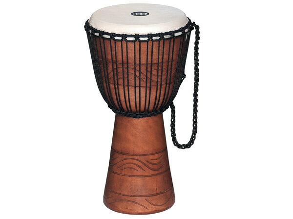 《 ジャンベ 》DJEMBE (^_^)v MEINL ( マイネル )&nbsp; ADJ2-M + BAG［ 商品説明 ］ オリジナルアフリカンスタイル・ロープチューニング ウッドジャンベ WATER RHYTHMシリーズこのジャンベは、プランテーションで育成されたマホガニーの1本幹から作られています。 彫刻が施され、細部まで丹念に造られた高品質のジャンベからは素晴らしいフルボリュームのリズムが 生まれます大海の波をイメージさせるデザイン。［ 仕様 ］ 種類 ジャンベdiameter 10インチtall 20インチ 備考 ロープチューニング 付属品プロフェッショナルバッグ ※ 製品の性質上 色合いや模様など仕上げは写真と多少異なる場合があります。 ※ ヘッドは色合いのムラや変色がありますが製品の性質上のものですので不良ではございません。予めご了承ください。 品切れの際は、発送までお時間を頂く場合がございます。　