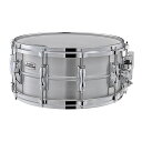 14&quot;x6.5&quot;アルミニウムシェルのスネアドラムです。 華やかさに加え軽く切れの良いサウンドが特長です。 25本スネアが装着されパワー感もたっぷりです。 &nbsp; 仕様 機構/構造 フープ モデル ダイカストフープ 材質 アルミニウム(3.0mm) ラグ 種類 ワンピースラグ ボルト数 10 シェル 厚さ 1.2mm 材質 アルミニウム シェルエッジ角 45&deg;/R1.5 機構/構造 スネア 材質 ハイカーボンスティールワイヤー(25本)/ショートタイプ 同梱スネア - スネアベッド深さ 2.4mm 機構/構造 ストレイナー Rサイド Qタイプ Lサイド DC3タイプ ヘッド トップ レモ・アンバサダーコーテッド ボトム レモ・アンバサダースネア &nbsp; 特長 スナッピー 14&quot;x5.5&quot;/13&quot;x6.5&quot;のスネアドラムには、コントロール性を追求したハイカーボンスティールワイヤー20本を搭載。 14&quot;x6.5&quot;/14&quot;x7&quot;の深胴モデルには、パワー感あるサウンドに合う25本ワイヤーを採用しています。 更に、14&quot;x5.5&quot;のスネアドラムのみ、スティーブ・ガッド氏の要望による10本タイプスネアをオプションとして同梱。 繊細かつ明快なサウンドを実現します。 ※サイズ単位はインチ（口径x深さ）です。 &nbsp; センタービード スティーブ・ガッド氏の要望により、全モデルのシェル中央部の絞りを独創的なアウトビード（凸型）デザインにしました。 従来のメタルシェル胴スネア に比べ、オープンな鳴りを実現。 明快且つパワー感あるサウンドを保ちながら、音量、シェルの共振を快適にコントロールし、幅広いサウンドメイクが可能です。 Qタイプストレイナー搭載 ライブカスタム、アブソルートハイブリッドメイプルにも採用されている堅牢性と操作性を両立したQタイプストレイナーを搭載。 オンオフ時の高い安定感、スネアの交換や演奏中の調整もスムースに行えます。 &nbsp; &nbsp; ■上記製品仕様は2022年6月時点のものです。■ ※製品の仕様及びデザインは予告なく変更される場合があります。 ※多数のサイトに掲載しております。ご注文のタイミングによりご用意できない場合がございます。あらかじめご了承くださいませ。 随時更新するよう努めてはおりますが、最新状況は常に変動するため合わせてメーカーでもご確認下さい。 &nbsp;　