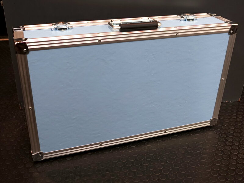 世界標準とも言えるプロユースのエフェクターボード ARMOR PS-2C Light Blue［ 商品説明 ］ 世界標準とも言えるプロユースのエフェクターボード。カラーオーダーモデルになります。 プロも愛用する世界標準のアルモアのエフェクトボード。 非常に頑丈に出来ており激しい使用にも耐えられます。 丈夫な蝶番やハンドル部で安心安全に持ち運びが可能です。 また、エフェクター接着面はレザーを採用しており高いホールドを誇ります。 有効内寸 : W551,H90mm,D311mm &nbsp; ※前面右下にエンブレムは装着されておりません。予めご了承くださいませ。 ※掲載写真2枚目以降は、ブラックカラーの製品写真となっております。 他のサイトでも販売しています。買い物かごに入れても売り切れの場合がございますのであらかじめご了承下さいませ。