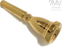 Vincent Bach TRUMPET MOUTHPIECES COMMERCIAL Series　ヴィンセント バック トランペット用 マウスピース コマーシャルコマーシャル...2つのカップモデル、浅めの「Shallow Cup」と、Vカップ「Modified V Cup」がございます。全てのモデルは、スタンダードな＃27（.144&quot;）スロートで、コマーシャルモデルのため快適にモディファイされた平らなリムを採用しました。ボディは、バック・スタンダードモデルの快適なフィーリングと、バック・メガトーンのプロジェクションの良さが活かされた設計です。 &nbsp; トランペットの夢でもある「高い音を吹きたい」という要求に応えるコマーシャルシリーズはJAZZ奏者だけでなく、吹奏楽のポップス演奏にもおすすめ。 &nbsp; 【モデル】 7MV 【シリーズ】コマーシャルシリーズ 【カップの種類】modified V 【直径】16.23mm 【仕上げ】 GP gold plated 金メッキ &nbsp; &nbsp; &nbsp;〜ラインナップ〜 サイズ 　　　カップ　　　直径 　3S　　　　Shallow　　16.64mm 　5S　　　　Shallow　　16.31mm 　7S　　　　Shallow　　16.00mm 10 1/2S　　 Shallow　　15.11mm &nbsp;3MV　　　 Modified V　 16.87mm &nbsp;5MV　　　 Modified V　 16.54mm &nbsp;7MV　　　 Modified V　 16.23mm 10 1/2MV&nbsp;&nbsp; Modified V　 16.34mm &nbsp; &nbsp; &nbsp; 他シリーズにはスタンダード、メガトーン(分厚く力強い)、アルティザン(1920年代からのデザインに基づいた設計)といった形の違ったものがあります。 &nbsp; &nbsp; ☆数字はカップの直径の大小を表します。数字が大きくなるほどカップの直径は小さくなります。 ☆数字の後のアルファベットはカップの種類を表しています。アルファベットが付かないモデルも存在します。 &nbsp;※細かい仕様が画像と異なる場合がございます。また全てのメーカー、全ての型番のトランペットの装着ができる訳ではございません。装着について返品/交換はできません。 ●リム厚さ 厚いリムは、唇の支持面積が広 くなるため高音域が容易となり長時間の演奏が可 能になりますが、唇の自由度が制限される分、柔軟性が失われます。反対に薄いリムは、音のコントロールは容易になり幅広い音域をカバーできますが、リムが 唇に食い込んでしまうと疲れやすくなる傾向があります。一般的に初心者は中庸な厚さのリムを選択することが無難ですが、個人差もありますので、違和感がな く、自然に楽に演奏でき疲れにくいタイプを選んでください。 ●リム内径 リム内径は小さいほど、高音域の演奏が容易で耐久性に優れていますが、音量は小さくなります。逆に大きいほど、低音域が容易で音量も増えますが、耐久性は劣 るようになります。一般にシンフォニーオーケストラのプレイヤーは大きいサイズを好み、吹奏楽は中庸、ジャズのビッグバンド奏者は小さいサイズを使用する 傾向があります。しかし、最初から高音域出したいために極端に小さいサイズを使用すると、マウスピースを無理に押しつけて高音を出す誤った奏法を身につけ てしまう恐れがありますので、注意を要します。 ＊&ldquo;リム内径の大きなマウスピースを使ってい る奏者ほど上手なプレイヤーである&rdquo;といった誤った認識が少なからずあるようです。確かに大きいサイズのマウスピースを利用するには、&ldquo;強い&rdquo;唇が必要で すが、音楽ジャンルによって求められる良い音は変化し、プレイヤーはその理想の音を出すためにマウスピースや楽器を必死になって選ぶのです。一般にジャズ プレイヤーに好まれる小さいマウスピースとシンフォニーオーケストラのプレイヤーに好まれる大きなマウスピースとを比較するのは無意味です。さらに言え ば、リム内径の基準は音楽ジャンルのみにあるのではなく、奏者自身のなかにこそ存在するのであり、各個人が自分の求める音のイメージを持つことが大切で す。 ●スロート ス ロートは、マウスピース内径でいちばん細い部分であるため、音圧が最大点となります。したがってこの部分の内径や長さが、抵抗の量に大きな影響を与えてい ます。一般に細く長いスロートは、抵抗が強くスピード感のある明るい音色になり、高音域の演奏が容易です。太く短いスロートは、暗めの音色で大音量が得ら れますが、抵抗が少なく疲れやすくなる傾向があります。 初心者の場合、自分が吹きやすいことを抵抗がない、吹きにくいことを抵抗があると判断しがちですが、これはその人にとっての違和感であり、本来の抵抗とは違うので注意を要します。 ●リムバイト アタックの明確さや音程のコントロールに大きな影響を持つ部分です。バイトのシャープなマウスピースは、正確な発音が可能となり充実した音が得られ、音程も 安定しますが、シャープすぎると唇の柔軟性が妨げられ、滑らかな音の移行が難しくなります。また、強くマウスピースを押しつけると唇を傷つけてしまう恐れ もあります。逆にバイトが丸く不明確なものは、音の立ち上がりが悪く、安定した音を持続させられなくなります—。このことは弦楽器を思い浮かべれば容易に 理解できるでしょう。バイオリンの弦を指でしっかりと押さえておかないと、音がぼんやりとし音程が不安定で、充実した音をつくれないことと、同様です—。 つまり、リムバイトは、唇の振動をしっかりと支える役目を果たしているのです。 ●カップ 浅 いカップは明るい音色で高音域の演奏が容易になりますが音量は小さく、逆に深いカップは暗めの音色で低音域が出しやすく大音量が得られます。また、カップ はその形状によってUカップとVカップの2タイプに分けられます。Uカップになるほど、明るい音色で高音域が楽になり、Vカップに近づくほど暗めの音色で 低音域が楽になります。 フレンチホルンなどでは、UカップとVカップを組み合わせた形状や、 角度の異なるVカップどうしを組み合わせたような形状のマウスピースもあり、ダブルカップと呼ばれています。ダブルカップでは、高音域を手前の浅いカップ が受け持ち、低音域を奥の深いカップが対応するため全音域で吹きやすく、しかも、やや暗めの音色になります。 カップ内部に傷や深い切れ目の入ったものは、スムーズな息の流れを妨げる恐れがあります。これは、総型のカップカッターなどでマウスピースを製作する場合によく発生します。 ●シャンク シャンクのテーパーが楽器のレシーバーのテーパーとぴったり合っていることが前提です。シャンクの太さは、楽器に対してどのくらいマウスピースが入るかを決定 するため、全体のピッチや個々の音程、さらには吹奏感にも関与します。このため、適正な入り深さでグラツキのないマウスピースを選ぶことが重要です。 ●バックボア バックボアは吹込管の内径に対応して複雑な広がりを持ち、特に、高音域の音程に影響します。また、バックボアの太さによって音色と抵抗感が変化します。一般に バックボアの細いマウスピースは、明るめの音色になり抵抗が増し、高音域の演奏が容易になります。逆に太いものは、暗めの音色で抵抗が減少し、低音域の演 奏が容易になります。 ●リムカンター 直接、奏者の唇が触れるため、いちばん敏感に反応を示す部分です。一般に比較的フラットでリム幅の中心よりやや内側に頂点を持つタイプが好まれています。こ れはマウスピースを口に当てた時に自然にリムバイトを意識することができ、安定感が生まれるためです。リムカウンターに傷や凹みがあると、唇のスムーズな 振動を妨げるため注意しましょう。 ●ショルダー 一般にUカップは鋭いショルダーを持ち、適度な抵抗感があり、輪郭のはっきりした明るい音色となります。また、Vカップは丸く滑らかなショルダーで、抵抗が少なく柔らかで暗い響きになります。 種類が豊富なのは「楽器・個人との相性」「演奏する楽曲」「求める音」によって使い分ける方や好みのものを使うからであって、一概にどれが良い、どれが悪いということではありません。 初心者が高音が出にくいからという理由だけで、練習をせず高音が出やすいマウスピースを選ぶということでもありません。 初心者はまず、一般的な一番スタンダードなもので低音から高音まで出るようになって、はじめて自分の好みや求める音色が出るマウスピースを買いましょう。 &nbsp; 学校で楽器の貸し借りなどをされている学生さんにはマウスピース単品の購入はおすすめです。 楽器がないからといって、すぐに手の出しやすい安い楽器を買ったりせずコツコツと練習を積んで、自分の耳で楽器の音色を見分けられるようになってからジュピター、ヤマハ以上の楽器を手にされるのがおすすめです。 もちろん人によりけりですので、安い楽器でも価格以上の価値があるものもございます。 &nbsp; マウスピースだけで鳴らすと、唇を振るわせて音が出るので「ブー」といった音です。トランペットは楽器の音がとても大きいので、家での練習などはマウスピースだけで行うのもおすすめ。 元々口の形で音階を変える楽器でもあるので、マウスピースだけで音階がしっかり出るようになれば、本体を装着してもしっかり音が出せるようになるはず！ &nbsp; マウスピースはどれも同じに見えますが、実はサイズや形状が微妙に異なり、それによって吹き心地が変わります。 「音が出しやすいマウスピース下さい。」などと言われることがありますが、出しやすい、出しにくいは人それぞれで、また高音、低音、中音域どこが出しやすいかもマウスピースの特性によって異なります。 ソロが吹きやすい(音の立ち上がりが早い)もの、ロングトーンの安定感があるもの(ハーモニー重視)、どういう演奏でどういったものが自分に合っているかは自分で確かめていくしかありません。 その自分の求めているものを分かるようになるためにはやはり練習が必要になります。