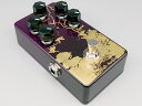 ■Sunfish Audio Forest &quot; Purple Gradation &quot; Watanabe 75th Edition ワタナベ楽器店創業75周年記念モデル Sunfish Audioとのコラボレーションにより生まれたパープル・グラデーション・カラーを施したワタナベ楽器店別注モデルが遂に完成いたしました！数量限定品となります。 京都に本社を置くワタナベ楽器店らしく、京都をイメージした「紫」を基調に濃紫へと変化するグラデーションカラーに、落ち着いた雰囲気の「金」でデザインのシルク印刷を重ねました。既存のペダルにはない雅やかな和の雰囲気を持った外観に仕上げました。 &nbsp; 一部製品でLEDカラーやノブ等も筐体カラー・デザインに合わせて変更しています。 同梱されているノベルティ(トートバック or ポーチ or 巾着)のデザイン印刷もペダルカラーに合わせてパープルをセレクトいたしました。 &nbsp; ------------------------------ &nbsp; BIG MUFFをベースによりモダンで扱いやすくアレンジされたファズ&quot; Forest &quot; 基本的にはビッグマフのあのサウンドを想像して頂ければ問題ありません。 基本コントロールのボリューム、トーン、ゲインでオーソドックスなサウンドはカバーできます。 ビッグマフに於いてSASTAINと表記されるようにGAINアップしていくほどにうねりのある歪みの音が「ゴゴゴゴゴッー」と伸びていきます。 &nbsp; 加えてこのモデルの特徴的なコントロールであるLOW CUTとBOOSTを駆使することでよりアグレッシブなサウンドメイクが可能です。 BOOSTはGAINの前段の増幅を調整する所謂プリゲイン的に機能します。 GAINコントロールとの組み合わせでコンプレッションが増し密度が高くなり、簡単に「音の壁」といわれる轟音を作りだすことができます。 LOW CUTを活用すれば、抜けの良いタイトな歪みを演出することも可能です。GAINを高めにし音の壁を作り出した状況でもコントロールすればベースやドラムとの分離感を得られ、バンド全体のサウンドをまとめていく際に有効に使えます。 &nbsp; BOOSTを上げ目にしながらもGAINは控え目に、 TONEは絞り気味で低音をブーミーにしながらもLOW CUTを大胆に上げて削っていく、 など多彩なコントロールを備えるモデルだからこそできるセッティングも面白いです。 &nbsp; 静かな夜の森の中に突如響き渡る雷鳴の如く、轟音かき鳴らしてみてください。 &nbsp; 付属品としてノベルティグッズやステッカーが封入されています。 &nbsp; ------ 以下ブランドページより引用 ------ ForestはBIGMUFFをベースに、よりモダンでより使いやすいファズを目指して開発されました。 スタンダードなGain,Tone, Volume に加えて、LowCut,Boostのパラメーターを搭載し、自由度の高い音作りを行うことが出来ます。 Gain,Boostを上げて地鳴りのような轟音を作ることも出来ますし、他の楽器を邪魔しないようにLowCutすればフロントピックアップでソロを弾くことも可能です。 セッティングによっては FUZZFACEのようなクラシックなタイプのファズも作ることが出来ます。 ------------------------------ &nbsp; ◇ 付属品 ◇ 箱、保証書、ステッカー &nbsp; ※サウンドや仕様についてはレギュラーモデルと同じものとなります。 ※手作業での塗装・製造の為、多少の傷や塗装剥がれが出る場合があります。 予めご了承下さい。 他のサイトでも販売しています。買い物かごに入れても売り切れの場合がございますのであらかじめご了承下さいませ