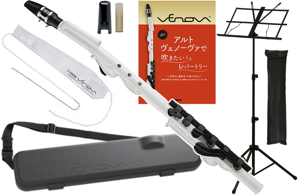 新しい管楽器ヴェノーヴァ(Venova)で、あなたの日常に新しい風を。Venovaは手軽に始められて、かつ本格的な演奏も楽しめる新しい管楽器です。 &nbsp;ヴェノーヴァってどんな楽器？ リコーダーともサックスとも異なる新感覚の管楽器、縦笛です。リード楽器ですので、近い構造の楽器としてはクラリネット、サックス全般です。リードというパーツを振動させて音を発生させていますので、弱音はできず、またリコーダーのように息を入れれば音が鳴る楽器ではありません。リード楽器の楽しみ 音を出すには少しコツが要りますが、リード楽器を演奏したことのない方はまずこのリードの振動で音を出す感覚が新しいと思います。次に音色作り。柔らかい音色、太い音、またピッチ(音程)を上下させたりビブラートをかけたり、技術次第で抑揚のある多彩な演奏が楽しめます。似た楽器にNUVOのクラリネオがありますが、あちらの方が吹きやすさは少し軽め、音も落ち着いています。ヴェノーヴァの方が音が大きく張りがあり抑揚が付けやすいです。指使いはNUVOの方が管楽器的、ヴェノーヴァの方がリコーダー的です。(クラリネット3年経験のあるスタッフはクラリネオとソプラノヴェノーヴァを持っていますがクラリネオは吹きやすくヴェノーヴァは難しかったです。完全な初心者であればまた感覚は異なると思いますのでご参考まで。)ご注意 リード楽器は消音出来ませんので音は結構大きいと思って頂くのが良いと思います。ヤマハサイトで音のサンプルなどもありますので参考にされてみて下さい。 音が出にくい、異音がする、ということは不具合ではありません。演奏技術で改善できます。マウスピースを咥えすぎて「キーッ」となったり、低音が出しにくかったりするのはリード楽器特有の悩みでもありますね...。 シンプルですが一部細かいパーツが付いています。これは音程を変える大事な部分。お取り扱いには注意しましょう。おすすめのポイント ・比較的小さく軽いので気軽に持ちはこびしていただけます。 ・結構詳しい取り扱い説明書が付属しています。 ・運指表も付いており、サンプル楽譜として「聖者の行進」「アメージング・グレース」が載っています。 ・通常の管楽器のように手間がかかることも少なく初心者にも扱いやすいです。水分を取るスワブ付きで安心。 ・1年保証(無償修理は自然故障と認められた場合のみ。送料はご負担となります。) &nbsp;YVS-100、YVS-120どっちがいい？ ソプラノサックスのマウスピースが付いたYVS-100、アルトサックスのマウスピースが付いたYVS-120、違いは音域、音色、吹き心地。一概には言えませんが、管楽器経験者、リード楽器経験者、全くの未経験者で購入のポイントも変わってくると思います。 スタンダードなものとしてまず最初にYVS-100が発表されましたので、分かりやすいものとしてど素人が選ぶのであれば値段も違いますのでYVS-100で良いかもしれません。 ただ、一般的なサックスとしてはアルトサックスがスタンダードなものですので、マウスピースがアルトマウスピースであるYVS-120の方が取り入れやすいとも言えます。息の入れやすさという点から吹きやすさも多少は改善されているようにも思います。 サックスにおいては管体が小さく、マウスピースの小さいソプラノサックスの方がアルトサックスに比較して音の鳴らしかたやピッチの安定感は少し難易度の高いものとされています。息の量は楽器の大きさによって小さいから息が少なくて良い、大きいから沢山の息が必要で難しいというわけではありません。肺活量が絶対ではなく息づかいあってのものなのです。 YVS-100はC調の楽器です。Cはドレミの「ド」であり基本になりますが、YVS-120はF調の楽器です。調子といってもピンと来ない方は多いと思いますので1つの例として小学校で習うリコーダーに例えてみると低学年で演奏するソプラノリコーダー。こちらはC調。小さなお子様の指での持ちやすいです。少し上の学年になりますとアルトリコーダーに変わり、少し指の感覚が広くなりソプラノに慣れた方には少々違和感を感じました。このアルトリコーダーも実はF管の楽器であり、このアルトヴェノーヴァYVS-120と同じF調となります。1人で演奏するなら何も気にすることはなく「ドレミファソラシド」と吹けたと思います。同じアルトリコーダーを持つ方と演奏しても同じく「ドレミファソラシド」で同じ音色を奏でることができました。しかしながら、他の楽器と一緒に演奏すると実は違ったんですね。ピアノのド、ソプラノヴェノーヴァYVS-100のドは同じ音階ですが、アルトである楽器の「ド」は実際にはピアノで言うと「ファ」が鳴っているのです。この違いは人と演奏する場合、音楽と一緒に演奏する場合、楽譜を見て演奏する場合に考えなくてはいけない問題として出てきます。ただ音楽に精通する方、また管楽器に触れたことのある方にはそう珍しい問題でもなく各楽器で調子が違うことは楽器の特色として一般的でもあるのです。 音色についてはソプラノヴェノーヴァは若干サックスぽさが少ないという印象でした。後で聴いたのでそう感じるのかもしれませんが、低音にあたるアルトYVS-120のほうが本来のソプラノサックスの音色に近いかなという印象を受けます。 &nbsp; ■YVS-100とYVS-120の主な仕様の差異 1.本体が一回り大きくなり、アルトサクソフォンのような落ち着いた音色になりました。 2.調子が&rdquo;C&rdquo;から&rdquo;F&rdquo;になりました。 3.構造が一体式から分割式になりました。半分に分割できることでお手入れがしやすくなりました。 4.マウスピースがソプラノサクソフォン用からアルトサクソフォン用に変更になりました。マウスピースが大きくなったため、初めての音出しが以前より楽になりました。▽音を出すための準備▽ マウスピースをボディ管の接合部にまっすぐに差し込みます。 差し込んだあと、マウスピースにリードとリガチャーをセットします。 リードはリガチャー締めネジ2箇所を締めて固定します。▽音を出してみよう▽ 背筋を伸ばし、肩の力を抜き、少しあごを引きます。 マウスピースの先端から1cm くらいの位置に上の歯をしっかり当て、下の歯はリードに直接あたらないように下唇をかぶせます。 息をしっかりと吸ってから、楽器全体に送り込むように勢いよく息を吹き込みます。▽姿勢と口のフォーム▽ 楽器を演奏する際のかまえ方、姿勢や楽器の角度が悪いと、きれいな音が出なかったり、スムーズな運指ができなかったりします。 下唇でリードを支え、口の両端から息が漏れないようマウスピースとリードを包み込むように口を閉じましょう。 吹き込む息の量音を出すにはリコーダーを吹くよりもたくさんの息の量が必要です。 たくさんの息を勢いよく楽器に吹き込みましょう。▽口の中の状態と音色コントロール▽ 息を吹き込む際は、「オ」と発音するときのように口の中を広くした状態にします。 音と音を分ける方法(タンギング)は舌の先端でリードの先に触れたり離したりして行ないます。▽各種パーツについて▽ マウスピースはアルトサクソフォンのマウスピースAS-4C(4C)と同サイズ。 付属のリードは初心者にも割れにくいプラスチック系のものですが(若干吹きにくいとのうわさ...)、通常のアルトサックス用の葦リードもご使用いただけます。経験者は葦の方が吹きやすいかも。音色も葦の方が少し温かみのある優しい音になります。▽チューニングについて▽ 管内の温度、吹き方にピッチは大きく左右されますが、楽器の基準としてはA=442Hzになるように設計されています。また、マウスピースを抜くことで音程を下げることができます。ただ、上げる手段はありませんので、口のフォームを変えるなど技術力を磨いて対応するしかありません。 &nbsp; YAMAHA Alto Venova YVS-120　ヤマハ アルトヴェノーヴァ ■調子：F調 F管 ■音域：2オクターブ ■構造：分割式 ■本体 色：ホワイト ■本体 材質：ABS樹脂 ■サイズ(長さ)：590mm , 幅： 96mm, 高さ： 55mm (マウスピース、マウスピースキャップ込み) ■重量：約293g (マウスピース、マウスピースキャップ込み)※細かい仕様が画像と異なる場合がございます。 &nbsp; セット内容 ■楽器本体 ■ケース ストラップ付き ショルダータイプ ■マウスピース(アルトサクソフォン用「4C」と同等） ■マウスピースキャップ(リードを保護するキャップ) ■リガチャー(リードを固定する留め具) ■樹脂製リード(振動して音を発する重要なパーツ) ■クリーニングスワブ(演奏後に管内の水分を取るお手入れ用品) ■取扱説明書、ガイドブック『Venovaを吹いてみよう！』 ■保証書■譜面台(スティール) ■曲集「アルトヴェノーヴァで吹きたいレパートリー」 &nbsp;