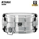 ＝＝＝＝＝TAMA 50 th LIMITED＝＝＝＝＝ ※こちらの商品は「TAMA 50 th LIMITED」限定品でございます。 ※生産数が非常に少なく、弊社に入荷数も極僅少となっております。 ※弊社デジタル＆ドラム館、その他多数の通販ショッピングモールにて販売しております。 ※ご注文いただくタイミングによっては入荷枠の確保をいたしかねる場合がございます。 ※随時更新に努めますが営業時間外等タイムラグが発生する場合がございます。予めご了承くださいませ。 ＝＝＝＝＝＝＝＝＝＝＝＝＝＝＝＝＝＝＝＝ &nbsp; クローム仕上げに8本の溝加工というシンプルなルックスが、ビンテージファンの間で人気のMastercraftスティールスネア&rdquo;8056&rdquo;を限定モデルとして復刻。 1.2mmのスティールシェルとダイキャストフープのマッチングが生み出すソリッドな音抜けと、6.5&rdquo;深さのシェルと全面当たりスネアワイヤーのボリューム感のあるバズ音によって、そのルックスに相応しいビンテージサウンドを奏でます。 &nbsp; &nbsp; ■上記製品仕様は2024年1月時点のものです。■ ※製品の仕様及びデザインは予告なく変更される場合があります。 ※多数のサイトに掲載しております。ご注文のタイミングによりご用意できない場合がございます。あらかじめご了承くださいませ。 随時更新するよう努めてはおりますが、最新状況は常に変動するため合わせてメーカーでもご確認下さい。 &nbsp; &nbsp;