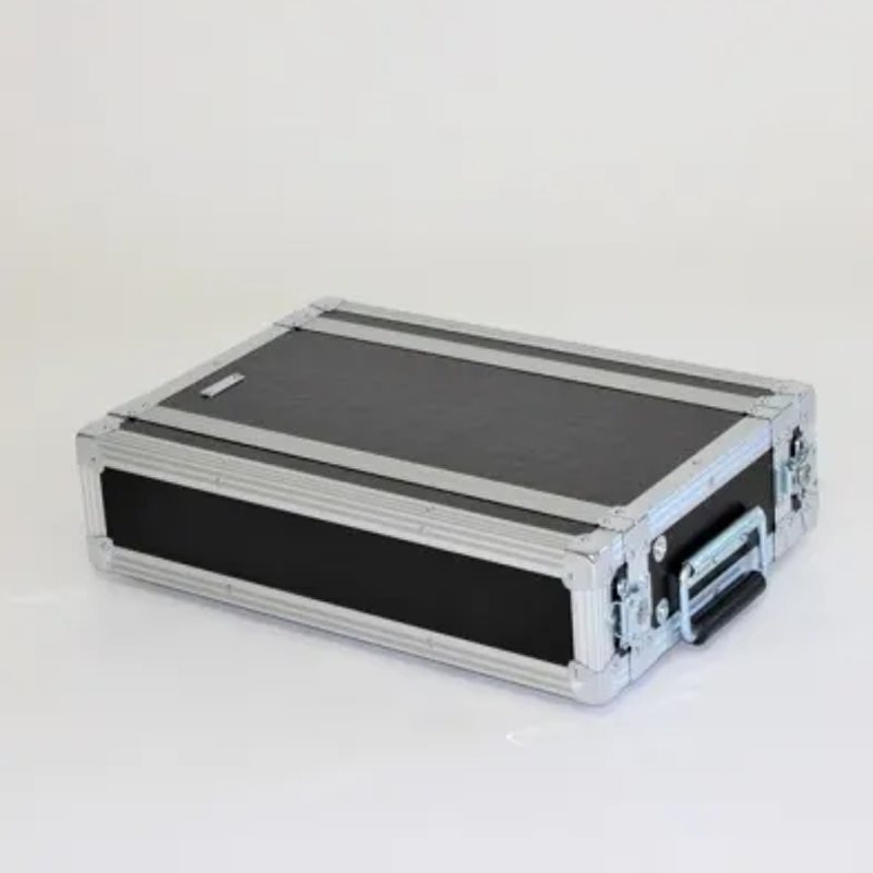RACK CASE 2U（D220） 01ブラック 黒 &nbsp; レギュラーラインナップにリアアングルを追加したモデルです。 ※受注生産品 プロも愛用するアルモアラック！ 奥行220mm FRP素材&nbsp; &nbsp; ■付属パーツ ハンドル：122&times;1個、キャッチロック：780&times;4個、コーナー：851&times;8個、ゴム足：K3215&times;4個、K3218&times;4個　