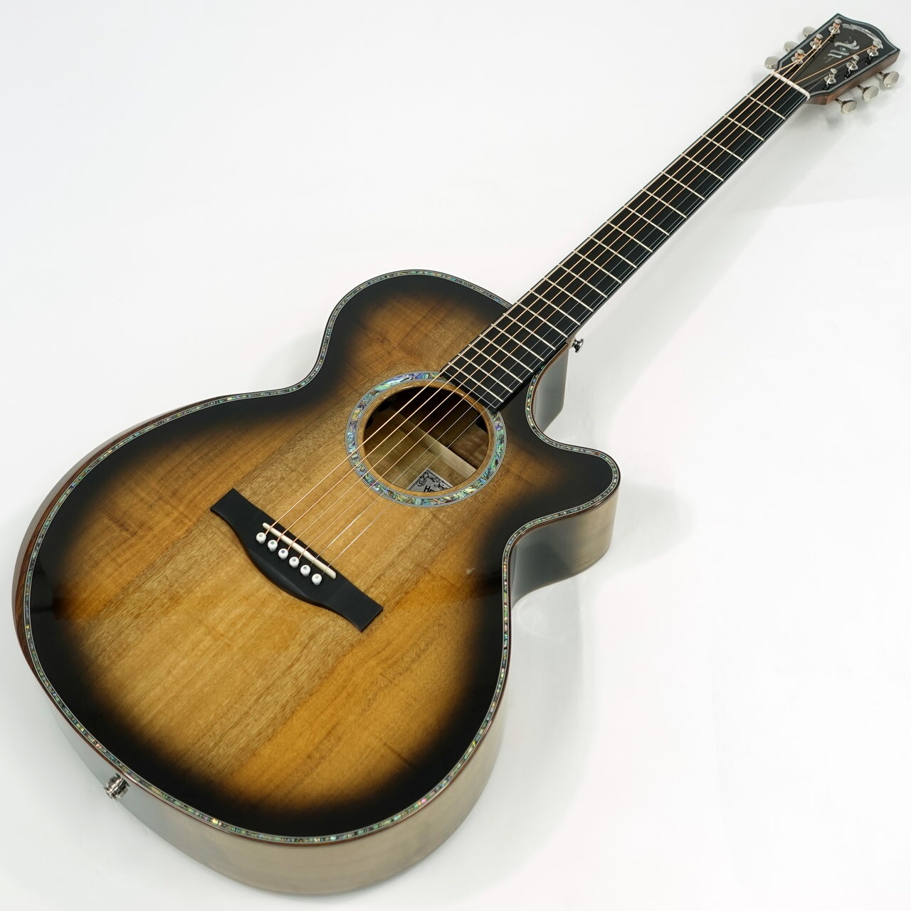 マートル材とは北米西海岸原産の木材で、白っぽいところや薄い茶色〜薄緑色の木地が特徴的な杢目を出しており、フレイム杢が現れることも特徴です。 硬すぎず柔らかすぎずな材質で、メイプルの様なスッキリしたレスポンスの良さとマホガニーの様な中低音域の甘いトーンを持ち合わせており、トーンウッドとして高いポテンシャルを感じさせます。 本モデルの特徴はなんといってもボディトップ・サイド・バック全てフレイム杢が出た『フレイムマートル』で構成されている、『オールフレイムマートル』仕様が最大のポイントです。通常アコースティックギターではトップ材にはスプルース系の材料が用いられることが一般的ですが、本モデルではボディトップにまでフレイムマートルを使用している為、正面から見た時のルックスが一般的なアコースティックギターとは一線を画す仕上がりです。 さらに本モデルのもう一つの特徴が『エルボーコンター』加工です。抱え込んだ際に肘が当たる部分が落とし込まれることにより、胴厚の深いHSJモデルですが、抱え込みやすく演奏性を向上させております。 この加工は製造の工程が増え難易度が上がることから、ハイエンドモデルや手工家のギターなど高級機種で採用されている手法をJTシリーズにて実現しております。 オールフレイムマートルを引き立てる装飾にはアバロン貝を使用し、ヘッドロゴにもアバロン貝と白蝶貝を用いたHeadwayトーチインレイを施すことで高級感を持たせております。 カラーリングにはブラックバーストを採用しており、豪華なルックスを上品にまとめ上げております。 ジャパン・チューンアップシリーズならではの鳴りと弾きやすさ、1本限りのお買い得プライスをお見逃し無く ギグバック付属 【セール特価品】 特価価格販売品につき使用上問題のない外観上のわずかなチョイキズ,汚れ等ははご容赦下さいませ。 プレイヤビリティに関する初期不具合の場合は修理、もしくはご返金にて対応させて頂きます。 セール対象商品につき新品交換は出来ません。 店頭及び他のサイトでも販売しています。買い物かごに入れても売り切れの場合がございます。 ご了承の上、ご注文ください。 &nbsp; Body Top&nbsp;&nbsp;&nbsp; Solid Flame Myrtle Body Side&amp;Back&nbsp;&nbsp;&nbsp; Laminated Flame Myrtle Neck&nbsp;&nbsp;&nbsp; Nato Fingerboard&nbsp;&nbsp;&nbsp; Micarta Nut&nbsp;&nbsp;&nbsp; Bone Saddle&nbsp;&nbsp;&nbsp; Bone Bridge&nbsp;&nbsp;&nbsp; Micarta Machineheads&nbsp;&nbsp;&nbsp; Grover Open Gear Pickup&nbsp;&nbsp;&nbsp; Fishman Sonitone Control&nbsp;&nbsp;&nbsp; 1Vol, 1Tone Scale&nbsp;&nbsp; 643mm(25.3inch) Width at Nut&nbsp;&nbsp;&nbsp; 43.0mm Bracing&nbsp;&nbsp;&nbsp; Scalloped X Bracing Finish&nbsp;&nbsp;&nbsp; Black-burst,（Urethane UV coating） String&nbsp;&nbsp;&nbsp; Elixir/NANOWEB Light(.012-.053)） &nbsp;ここに注目！Headway Japan Tune-upシリーズ プロギタリストは買ったギターをそのまま使わず、まずは信頼出来るリペアマンに預け好みのセッティングに調整してからステージに立つと聞きます。ギターに親しんだベテランは自分のギターのナットを自分で削り、好みの弾き心地になるまで手を加えます。弾き手に合った確かなセッティングがギタープレイにそのまま繋がることを彼らは知っています。Headway Japan Tune-up series(ジャパンチューンナップシリーズ)で細部に渡ってギターのポテンシャルを最大限に発揮できるようなセッティング。地味な作業を一つ一つ確実に積み重ねることでしか得られない、確かな品質のギターです。ネックのアリミゾ加工＋後仕込み ギター製作上重要なネックとボディのジョイント部分。ヘッドウェイでは上位機種で「アリミゾによるジョイント加工」と「ネックの後仕込み」を採用していましたが、JTシリーズ製品でもついに実現。 アコースティックギターの演奏で頻繁に使われるローコード。コード変更がスムーズに出来るように、ナットの角を滑らかに処理しました。また同じくサドルの角を滑らかにすることにより、ブリッジミュート時など右手が触れるときの感触も向上しました。押さえやすい弦高調整 ギターの弾きやすさに大きく関わってくるのが弦高です。JTシリーズのギターは押さえやすさを重視した適正弦高に1本1本丁寧に調整しています。 フレットエッジの丸み加工 番手の違うサンドペーパーやスチールウールなどを使い分け、各フレットのエッジ部分に丁寧に丸みを付けることにより、左手の移動が滑らかになりました。ハイフレットまで滑るように移動が可能です。指板処理 サウンドの質や立ち上がりに関わる重要な箇所である指板。スチールウールで磨き上げた後、レモンオイルでしっかりと保護しています。エリクサー弦(工場出荷時) 多くのプレイヤーに支持されるエリクサーのフォスファーブロンズライトゲージ弦を工場出荷時の弦として選びました。付属ギグバッグ 厚めのクッションが使用された丈夫なデラックスギグバッグが付属します。オモテ側のファスナー付きポケットはマチがありA4譜面の他、アクセサリーも余裕を持って収納できます。 &nbsp; &nbsp;