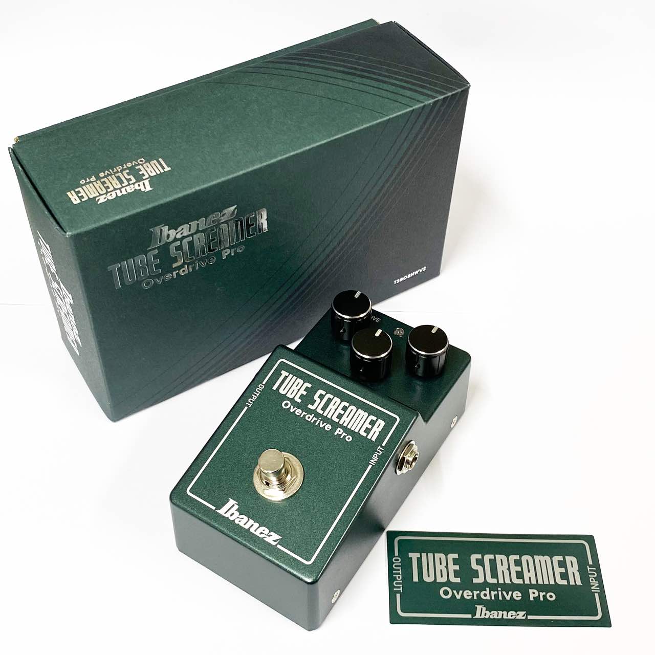 ハンドワイヤードにて製作した名機TS808HWを再構築しバージョン2として登場！ Ibanez&nbsp;TS808HWV2 &nbsp; ハンドワイヤードにて製作した名機TS808HWを再構築しバージョン2として登場！ &rsquo;70年代から現在に至るまで多くのプレイヤーを魅了し続け、もはやオーバードライブ・エフェクターで最もアイコニックなモデルと言える &rdquo;Tube Screamer&rdquo; をさらに進化させるべく、フラッグシップであるハンドワイヤード・モデルを再構築しました。 ミドル・レンジを強調した透明感あるトーンに忠実であることを目指しながら、あらゆる構成パーツを見直すことから始めました。 何度も試作を重ね、JRC NJM4558オペアンプがTube Screamerの伝説的なサウンドを実現するために不可欠なオペアンプ・パーツであるという結論に達し、同時に、MOGAMI社製 OFC 配線材などのハイエンド・パーツを使用することで、ハンドワイヤード・ペダルの利点をさらに高め、より幅広いサウンドを得られるようになりました。 回路の最終段にブースト機能が追加され、旧モデルに比べ最大出力レベルを+6dBブーストできます。 また、ルックスも一新され、Tube Screamerの伝統的なフォルムを残しつつ、ハイエンド・モデルにふさわしい外観に仕上げています。?? ◆主な特徴 ●JRC NJM4558 オペアンプ搭載 Tube Screamer 特有のミドル・レンジと、あたたかみのある歪みを生み出すために不可欠なパーツです。 ● MOGAMI社製 OFC 配線材(AWG21)を使用 配線材をポイント to ポイントで結線しすることで電流量の損失を最小限に抑え、音痩せが少なく抜けの良いサウンドを実現 ●回路の最終段にブースト機能を追加し、旧モデルに比べ最大出力レベルを+6dBブースト可能 ●黒色アルマイト処理を施した、削り出しアルミ製ノブ ●昨今のエフェクターでは一般的な、標準2.1mm DC ジャックを採用 ●9V-18V駆動可能 18V駆動時では、サウンドのレンジが広くなることで、マイルドでありながらハリのあるサウンドになり、更に音抜けが良くなります。 ●トゥルーバイパス ●Made In Japan ●オリジナル・ステッカー1枚付属?? ◆主な仕様 ●Controls： Overdrive, Tone, Level ●I/O's Input, Output ●Power supply： 9V (006P) 乾電池&times;1駆動 または ACアダプター駆動 ※ACアダプター駆動でご使用の際は、9V-18V/センター・マイナス仕様のものを別途お求め下さい。 ●Required current： 7mA@9V / 11mA@18V ●Size (mm)： 77mmW x 133mmL x 60mmH ●Weight (g)： 約545g ●Individual pack size (mm)： 122mmW x 188mmL x 68mmH ●Individual pack weight (g)： 約690g &nbsp; 他のサイトでも販売しています。買い物かごに入れても売り切れの場合がございますのであらかじめご了承下さいませ。
