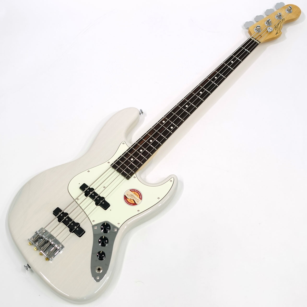 MOMOSE Custom Craft Guitarsは、日本屈指のギター製作家、百瀬恭夫の指導・監修により、その技術を認められた数人の熟練クラフトマンからなる製作チームがオールハンドメイドで限定製作しているこだわりのブランドです。 トラディショナルなJBスタイルを継承しつつも、Momose独自のブラッシュアップを施したオリジナルモデル『MJ』。 飛鳥工場の職人により、木工から塗装、組み込みまで一本一本手作業にて仕上げられます。その精巧な作りから生まれるプレイアビリティの高さは、国内外のトッププレイヤー達からも支持を集めており、日本製ならではのゆるぎないクオリティを提供します。 アッシュボディ、メイプルネック、インディアンローズウッド指板の王道スペックを採用。 一般的なJBタイプと比べ、高音弦側のカッタウェイ部分が大きく取られておりハイポジションの演奏性に優れ、手が大きなプレイヤーの方でもストレス無くハイフレットに向かって駆け上がるプレイが可能になります。また理想的サウンドを引き出すオーソドックスなプレートジョイントを採用しながらも、プレート部分に落とし込み加工を施すことで、演奏性が高まっています。 リニューアルにより指板サイドには蓄光素材のルミンレイのポジションマークを採用、Puretoneジャックなど演奏性に関するアップデートがなされています。 オリジナルヘッドのデザインも秀逸ですね、日本製らしい上品なルックスと高き技術力のもと、細やかな配慮が成されております。 Momose製品のリニューアルに伴い、新たに開発されたピックアップ&rdquo;Gravitas&rdquo;を搭載。ポールピースの高さを再調整し、各弦の出音バランスを最適化したオリジナルピックアップ &ldquo;Gravitas&rdquo;。ローからミッドにかけての太いサウンドが、音にさらなる厚みと存在感をもたらします。トーンポットをプルアップする（引き上げる）ことにより、パワフルで太いトーンを生み出す「ターボスイッチ」を搭載。パッシブサーキットながらも音色の幅が広がり、プレーヤーの表現力と創造性を高めます。 弾きやすさ・サウンドを追求した国産ハンドメイドのジャズベース。是非とも一度お試しください。 Weight 4.185 kg プロテクトケース付属 撮影環境、パソコン環境により色味は異なる場合もありますが、杢目は画像の商品でのお届けとなります。 他のサイトでも販売しています。買い物かごに入れても売り切れの場合がございますのであらかじめご了承下さいませ。 Specification Body Ash 2P Neck Maple Fingerboard Indian Rosewood Frets Jescar FW55090NS (9662NS) Nut Oiled Bone Machineheads GOTOH GBU-510C-12 Bridge GOTOH 203B-4 Pickups Gravitas-J set Controls 2Vol,1Tone(Pull up: Turbo SW) Scale 864mm(34inch) Width at Nut 38.0mm Neck Grip　C Shape Radius 310R Finish Top Lacquer Strings Elixir NANOWEB(45-105)