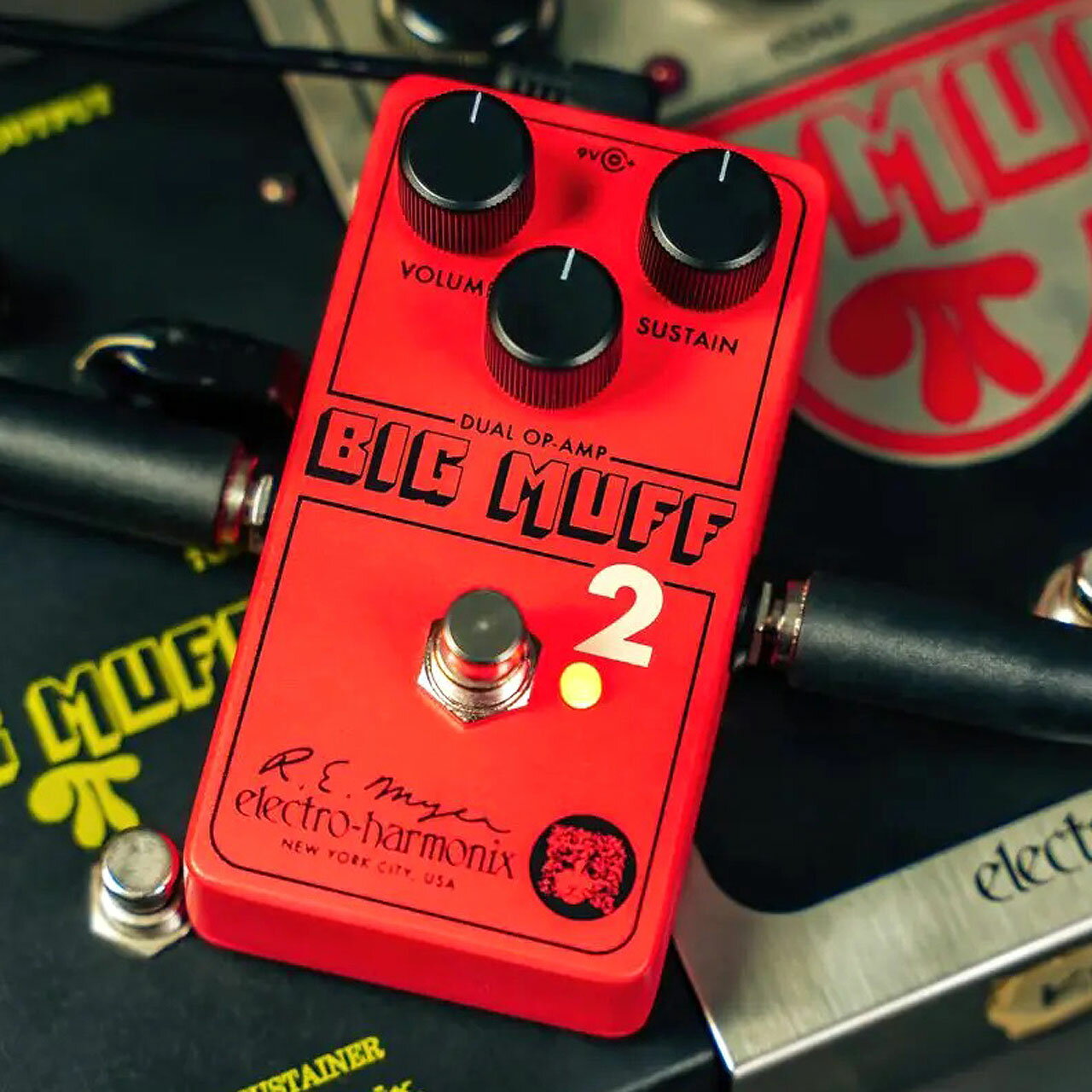 よりダイナミックで、よりファジーなキャラクターを備えた Big Muff Pi 2 Electro Harmonix&nbsp;Big Muff Pi 2 &nbsp; Electro-Harmonix の創設者兼社長である Mike Matthews と、数多くの発明を手がけてきた Bob Myer は、初代 Big Muff を共同で設計して以来、EHX の輝かしい歴史を通じて深い関係を築いてきました。常に革新を追求していた Bob Myer は、その時代の技術に即した改良設計を Mike に提案していましたが、開発の過程では採用される設計もあれば、見送られ、やがて忘れ去られていくものもありました。Big Muff Pi 2のデュアル・オペアンプ設計も、1970年代後半に採用されることなく、Bob のファイルの中に保管されたまま忘れ去られていた回路のひとつでした。その後、Bob の旧工房で行われたインタビューの中で、EHX の熱心な支持者である Josh Scott（JHS Pedals）と Daniel Danger が、彼の古いメモの中からこの手描きの回路図を発見しました。Josh はその設計を解析し、現代に蘇らせた結果として誕生したのが Big Muff Pi 2です。 Big Muff Pi 2は、クラシックな Big Muff Pi に通じるキャラクターを持ちながらも、より個性的なファズトーンを備え、Muff サウンドの彩りをさらに豊かにします。歌うようなサステインと強力なゲインを備えつつ、Big Muff の伝統をしっかりと継承しながら、独自のエッジとレスポンスを実現しています。シャープで歯切れの良い高域、迫力のある低域、そしてやや荒削りなクリッピングが生み出すサウンドは、ユニークでありながら紛れもなく Big Muff らしいものです。よりダイナミックで、よりファジーなキャラクターを備えた Big Muff Pi 2は、すべての Big Muff ファンにとって欠かせない一台です。 Big Muff Pi 2は、おなじみの Volume/Tone/Sustain コントロールを搭載し、EHX ファンでありアーティストでもある Daniel Danger によるアートワークを施した、ナノサイズのダイキャスト筐体に収められています。SUSTAIN は、中程度の歪みからフル・ファズまでサステインと歪み量を調整します。TONE は、荒々しいブライトトーンから重厚なローエンドまで音色をコントロールし、時計回りに回すことで高域が増し、低域が抑えられます。VOL は、ペダル全体の出力レベルを設定します。 Big Muff Pi 2は、Big Muff シリーズ初となるサイレント・トゥルーバイパス仕様のラッチ／モーメンタリー切替機能を搭載しています。通常のフットスイッチ操作ではオン／オフを切り替えるラッチ動作となり、フットスイッチを押し続けることで、瞬間的にファズを炸裂させるモーメンタリー動作も可能です。 &nbsp; 他のサイトでも販売しています。買い物かごに入れても売り切れの場合がございますのであらかじめご了承下さいませ。