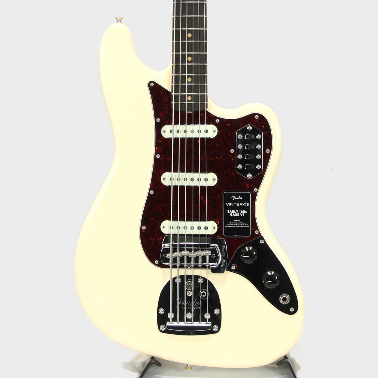 新たに登場したVintera IIIシリーズ。その中でもひときわ個性を放つモデルが、30インチスケールという独自の設計を持つ「Early '60s Bass VI」です。 アルダーボディとラウンドラミネイトのローズウッド指板の組み合わせは、フェンダーらしいパンチのある中低域と、クリアで抜けの良い高域をしっかりと両立。音を出した瞬間に「これぞフェンダーBASS VI」と感じられる、説得力のあるトーンです。 ネックには当時を踏襲した&ldquo;Early 60s C&rdquo;シェイプを採用。7.25インチラジアスのローズウッド指板とヴィンテージトールフレットの組み合わせは、クラシックなフィーリングを残しつつも演奏時のストレスを感じさせません。 サウンドの核となるのは、3基搭載されたヴィンテージスタイルのシングルコイルピックアップです。それぞれのピックアップは個別にオン／オフが可能で、組み合わせ次第でギターライクなカッティングから、ベースらしいトーンまで幅広く対応できます。 さらに、このモデルの魅力を語るうえで欠かせないのがフローティングトレモロの存在です。通常のベースでは得られない雰囲気や浮遊感のある表現が可能で、空間系エフェクトとの相性も抜群。シューゲイザーやポストロックといったジャンルでは特に真価を発揮し、サウンドに奥行きと個性を加えてくれます。 ヴィンテージスタイルのミュート機構も搭載されており、サスティンを抑えたタイトでレトロなトーンも再現可能です。このあたりのディテールからも単なる復刻ではなく「音楽的に使えるヴィンテージ」を目指していることが伝わってきます。 ベーシストが新しいアプローチを探すための1本としても、ギタリストがバリトンギターっぽく使用するのもありな一本です。 Bass VIは決して万人向けの楽器ではありませんが、その分ハマった時のインパクトは大きいです。そしてこのVintera IIIは、その魅力をしっかりと引き出しつつ、現代のプレイヤーにも扱いやすい形にまとめられた完成度の高いシリーズに仕上がっています。 ギグバック付属 画像は以前の入荷時に撮影したものです。お届けの商品とは木目や色合いが異なる場合がございます。 店頭及び他のサイトでも販売しています。買い物かごに入れても売り切れの場合がございます。 ご了承の上、ご注文ください。 Body Material: Alder Body Finish: Gloss Polyester Neck Material: Maple Neck Shape: Early '60s "C" Scale Length: 30" (762 mm) Fingerboard Radius: 7.25" (184.1 mm) Number of Frets: 21 Fret Size: Vintage Tall String Nut: Bone Nut Width: 1.650" (42 mm) Neck Plate: 4-Bolt Neck Finish: Gloss Urethane Fingerboard: Round-Laminated Rosewood Position Inlays: Clay Dot Pickup: Vintage-Style Early '60s Bass VI Single-Coil Controls: Master Volume, Master Tone,3 Pickup On/Off Switches, 1 Low Cut Switch Bridge: 6-Saddle Vintage-Style Adjustable with &ldquo;Floating&rdquo; Tremolo Tailpiece Tuning Machines: Fender Vintage-Style &nbsp; &nbsp; アルダーボディ &nbsp; &nbsp; 7.25インチラジアスのラウンドラミネートローズウッド指板とヴィンテージトールフレットを採用したメイプルネック &nbsp; &nbsp; 60年代初期の&ldquo;C&rdquo;シェイプネック &nbsp; &nbsp; 60年代初期仕様のヴィンテージスタイルBass VI ピックアップ &nbsp; &nbsp; プッシュイン式トレモロアームとBass VIミュートを備えたヴィンテージスタイルフローティングトレモロ &nbsp; &nbsp; ヴィンテージスタイルチューニングマシン &nbsp; &nbsp; 当時の仕様を忠実に再現したディテール