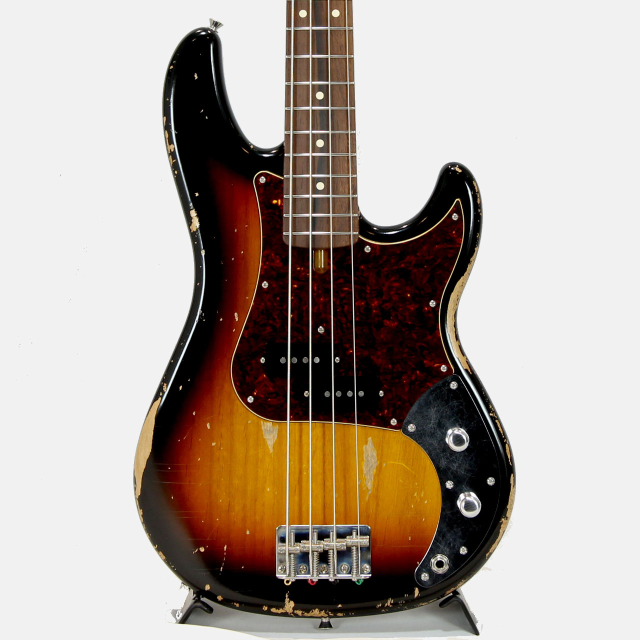 長年にわたりヴィンテージギターに携わり、その知識と経験を活かして「Fullertone Guitars」の製作を担ってきた田中千秋氏。 彼が自身の名を冠し立ち上げたオリジナルブランドが Tsubasa Guitar Workshop です。 今回ご紹介するモデル &ldquo;The Earth&rdquo; は、トラディショナルなPBスタイルをベースにした一本。 ボディには厳選された良質なアルダー材を使用し、ネックには狂いの少ない柾目のメイプルを採用。さらに指板には、当店が一本一本選定を行った極上のマダガスカルローズウッドを贅沢に使用した、まさに特別なカスタムオーダーモデルです。 60年代スタイルを踏襲しながらも、細部に至るまで現代的なプレイアビリティを意識した仕上がりとなっています。 ピックアップにはTsubasaオリジナルを搭載。ヴィンテージライクなトーンを追求しながらも、現代の音楽シーンに対応できるワイドレンジなサウンドを実現しています。引き締まった低音域と中域にピークを持たせたチューニングにより、バンドアンサンブルの中でも確かな存在感を発揮します。 さらに、ピッキングやフィンガリングへの素早いレスポンスにより、演奏者のニュアンスを余すことなくアウトプット。弾き手の表現力をそのまま音へと昇華してくれます。 ボディはオールラッカー仕上げのヘヴィエイジド仕様。長年弾き込まれたヴィンテージの風格を纏いながら、プレベらしい中域の厚みと奥行きのあるサウンドを兼ね備えた、まさに渾身の一本です。某カスタムショップモデルにも引けを取らない、あるいはそれ以上とも言える完成度を誇ります。 数多くの本物のヴィンテージベースを手にしてきた田中千秋氏だからこそ到達できたクオリティ。 &ldquo;本当に使える一生もののベース&rdquo;をお探しの方に、ぜひ手に取っていただきたい特別な一本です。 Weight:3.670kg&nbsp; ギグバック付属 撮影環境、パソコン環境により色味は異なる場合もありますが、杢目は画像の商品でのお届けとなります。 他のサイトでも販売しています。買い物かごに入れても売り切れの場合がございますのであらかじめご了承下さいませ。 Body:Alder Neck: Quartersawn Maple 1P Fingerboard: Madagascar Rosewood ,21Fret Fingerboard Radius: 225R-300R Scale: 34 inch Nut: Bone Machineheads: GOTOH GBR640 Fret: JESCAR #47095 Pickups: TSUBASA TPB Controls: Vol, Tone Finish: ALL Lacquer Weight:3.670kg&nbsp;