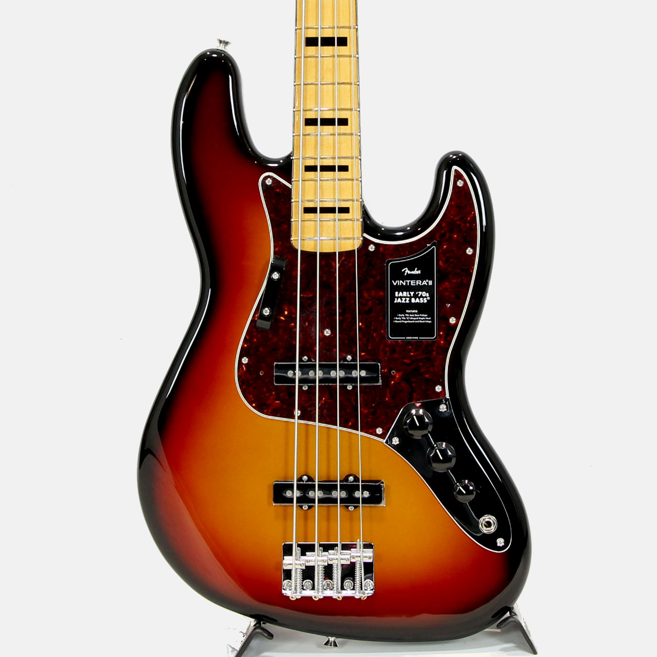 Vintera IIIシリーズは、50年代、60年代、70年代の象徴的なFenderギターのルックス、フィール、そしてトーンを忠実に再現した、細部までこだわったヴィンテージ復刻モデルをラインナップしています。&nbsp; Vintera III Early '70s Jazz Bassは、アルダーボディにメイプルまたはローズウッド指板のメイプルネックを組み合わせ、パンチとクリアな明瞭度を備えた、紛れもないフェンダーサウンドを生み出します。オーセンティックな70年代初期の&ldquo;C&rdquo;シェイプネックは、7.25インチラジアスのバインディングとブロックインレイを施したメイプルまたはローズウッド指板に、そしてヴィンテージトールフレットを備えています。&nbsp; サウンドの要となるピックアップには、丁寧に作り込まれた70年代初期仕様のヴィンテージスタイルシングルコイルを2基搭載し、Fenderサウンドを確立した粒立ちの良いパンチのあるウッディなトーンを余すことなく表現します。その他、堅牢なイントネーションと優れたサスティンを実現するヴィンテージスタイルの4サドルブリッジ、高いチューニング精度を実現するヴィンテージスタイルチューニングマシンを備えています。&nbsp; Vintera IIIに注ぎ込められた細部のすべてがFenderの歴史を語り、本格的なヴィンテージスピリットと伝説的なサウンドを提供します。 ギグバック付属 画像は以前の入荷時に撮影したものです。お届けの商品とは木目や色合いが異なる場合がございます。 店頭及び他のサイトでも販売しています。買い物かごに入れても売り切れの場合がございます。 ご了承の上、ご注文ください。 ネック：Maple ネックフィニッシュ：Gloss Urethane ネックシェイプ：Early '70s "C" ネック：4-Bolt Standard フィンガーボードラジアス：7.25" (184.1 mm) フィンガーボードの素材：1-Piece Maple Neck ポジションインレイ：Black Block フレット数：20 ナット幅：1.5" (38.1 mm) ナットの素材：Bone フレットサイズ：Vintage Tall スケール：34" (864 mm) ボディ：Alder ボディフィニッシュ：Gloss Polyester ブリッジ：4-Saddle Vintage Style with Single-Groove Steel "Barrel" Saddles ピックアップ：Vintage-Style Early '70s Single-Coil Jazz Bass コントロール：Volume 1. (Middle Pickup), Volume 2. (Bridge Pickup), Tone &nbsp;