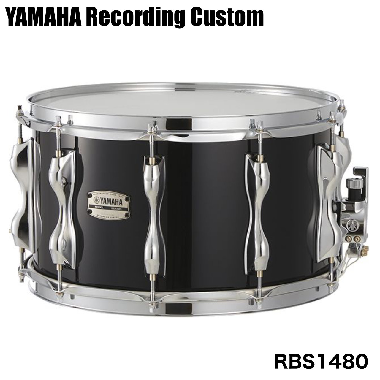 Recording Custom Wood　ドラムセット本体と同じバーチシェル・ハイテンションラグを搭載した14"x8"のスネアドラム レコーディングカスタムスネアドラムにウッドシェルがラインナップ、 ドラムセット本体と同じバーチシェル・ハイテンションラグを搭載した14"x8"のスネアドラムです。 バーチシェル特有の中低音域、パワフルな音量に、深胴ならではの奥行きのある芯の太いサウンド を実現。現代の多種多様なドラマーニーズに応え、サウンドメイキングの可能性を更に広げるモデルです。 &nbsp; 仕様 サイズ：14x8 フープ：トリプルフランジフープ（スチール1.6mm） ラグ：ハイテンションラグ テンション：10 シェル：6プライ（6mm）バーチ シェルエッジ角：30゜/R1.5 ストレイナー：Qタイプ/DC3タイプ ヘッド：トップ　ヤマハレモ・アンバサダーコーテッド 　　　　ボトム　ヤマハレモ・アンバサダースネア スナッピー：ハイカーボンスティールワイヤー (25本)/ショートタイプ &nbsp; &nbsp; 特長ワンピースラグ(14&rdquo;x5.5&rdquo;)　/　ハイテンショラグ(14&rdquo;x8&rdquo;) 14&rdquo;x5.5&rdquo;にはレコーディングカスタムメタルスネアドラムに採用されているワンピースラグ、 14&rdquo;x8&rdquo;にはレコーディングカスタムの伝統的要素を受け継ぎ改良されたハイテンションラグを搭載しています。バーチ特有の豊かな中音域とベストマッチ、芯のあるまとまったサウンド、切れ味の良いサスティンを実現しました。6プライ, 6mm, 100%北米産バーチシェル 北米産バーチを100％採用。レコーディングカスタムならではの中低音域とパワフルなサウンドに加え、バーチシェルの特長である不要な倍音成分軽減、隣り合うシェル同士の干渉を防ぐ効果を発揮し 粒立ちの良い明快な音を実現。現代のレコーディング環境に最適なモデルです。Qタイプストレイナー 堅牢性と操作性を両立したQタイプストレイナーを搭載。オンオフ時の高い安定性を実現し、 スネアの交換や演奏中の調整もスムースに行えます。 &nbsp; ■上記製品仕様は2026年6月時点のものです。■ ※製品の仕様及びデザインは予告なく変更される場合があります。 ※多数のサイトに掲載しております。ご注文のタイミングによりご用意できない場合がございます。あらかじめご了承くださいませ。 随時更新するよう努めてはおりますが、最新状況は常に変動するため合わせてメーカーでもご確認下さい。 &nbsp;
