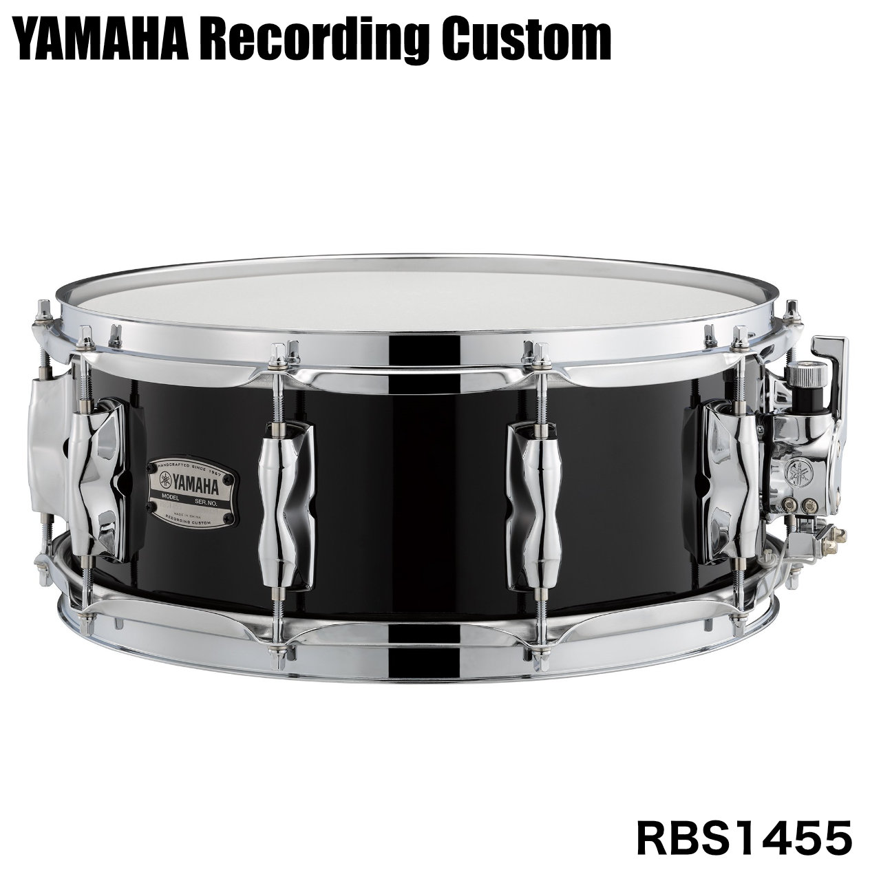 Recording Custom Wood　ドラムセット本体と同じバーチシェル・ハイテンションラグを搭載した14"x5.5"のスネアドラム レコーディングカスタムスネアドラムにウッドシェルがラインナップ、 ドラムセット本体と同じバーチシェルに同シリーズメタルスネアドラムに搭載しているワンピースラグを採用した14"x5.5"のスネアドラムです。バーチシェル特有の中低音域、パワフルな音量に切れ味のよいサスティンが加わり、幅広い音楽ジャンルに最適なサウンドメイキングを可能とするバランスの良いモデルです。 &nbsp; 仕様 サイズ：14x5.5 フープ：トリプルフランジフープ（スチール1.6mm） ラグ：ワンピースラグ テンション：10 シェル：6プライ（6mm）バーチ シェルエッジ角：30゜/R1.5 ストレイナー：Qタイプ/DC3タイプ ヘッド：トップ　ヤマハレモ・アンバサダーコーテッド 　　　　ボトム　ヤマハレモ・アンバサダースネア スナッピー：ハイカーボンスティールワイヤー (25本)/ショートタイプ &nbsp; &nbsp; 特長ワンピースラグ(14&rdquo;x5.5&rdquo;)　/　ハイテンショラグ(14&rdquo;x8&rdquo;) 14&rdquo;x5.5&rdquo;にはレコーディングカスタムメタルスネアドラムに採用されているワンピースラグ、 14&rdquo;x8&rdquo;にはレコーディングカスタムの伝統的要素を受け継ぎ改良されたハイテンションラグを搭載しています。バーチ特有の豊かな中音域とベストマッチ、芯のあるまとまったサウンド、切れ味の良いサスティンを実現しました。6プライ, 6mm, 100%北米産バーチシェル 北米産バーチを100％採用。レコーディングカスタムならではの中低音域とパワフルなサウンドに加え、バーチシェルの特長である不要な倍音成分軽減、隣り合うシェル同士の干渉を防ぐ効果を発揮し 粒立ちの良い明快な音を実現。現代のレコーディング環境に最適なモデルです。Qタイプストレイナー 堅牢性と操作性を両立したQタイプストレイナーを搭載。オンオフ時の高い安定性を実現し、 スネアの交換や演奏中の調整もスムースに行えます。 &nbsp; ■上記製品仕様は2026年6月時点のものです。■ ※製品の仕様及びデザインは予告なく変更される場合があります。 ※多数のサイトに掲載しております。ご注文のタイミングによりご用意できない場合がございます。あらかじめご了承くださいませ。 随時更新するよう努めてはおりますが、最新状況は常に変動するため合わせてメーカーでもご確認下さい。 &nbsp;