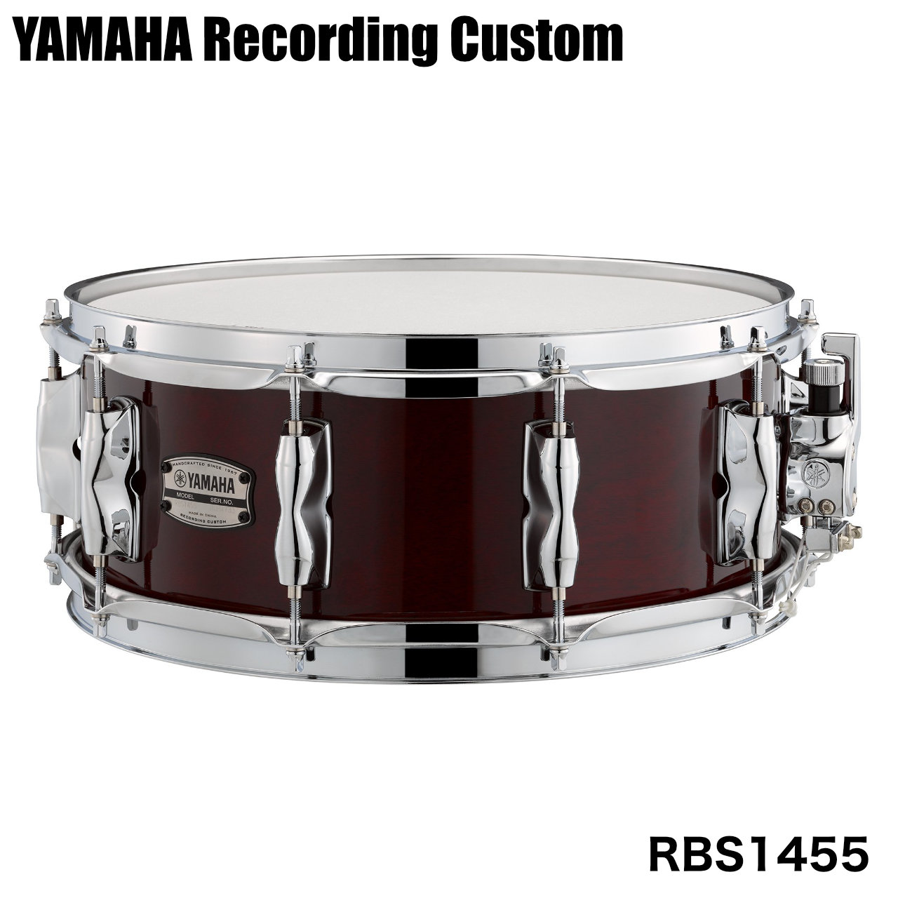 Recording Custom Wood　ドラムセット本体と同じバーチシェル・ハイテンションラグを搭載した14"x5.5"のスネアドラム レコーディングカスタムスネアドラムにウッドシェルがラインナップ、 ドラムセット本体と同じバーチシェルに同シリーズメタルスネアドラムに搭載しているワンピースラグを採用した14"x5.5"のスネアドラムです。バーチシェル特有の中低音域、パワフルな音量に切れ味のよいサスティンが加わり、幅広い音楽ジャンルに最適なサウンドメイキングを可能とするバランスの良いモデルです。 &nbsp; 仕様 サイズ：14x5.5 フープ：トリプルフランジフープ（スチール1.6mm） ラグ：ワンピースラグ テンション：10 シェル：6プライ（6mm）バーチ シェルエッジ角：30゜/R1.5 ストレイナー：Qタイプ/DC3タイプ ヘッド：トップ　ヤマハレモ・アンバサダーコーテッド 　　　　ボトム　ヤマハレモ・アンバサダースネア スナッピー：ハイカーボンスティールワイヤー (25本)/ショートタイプ &nbsp; &nbsp; 特長ワンピースラグ(14&rdquo;x5.5&rdquo;)　/　ハイテンショラグ(14&rdquo;x8&rdquo;) 14&rdquo;x5.5&rdquo;にはレコーディングカスタムメタルスネアドラムに採用されているワンピースラグ、 14&rdquo;x8&rdquo;にはレコーディングカスタムの伝統的要素を受け継ぎ改良されたハイテンションラグを搭載しています。バーチ特有の豊かな中音域とベストマッチ、芯のあるまとまったサウンド、切れ味の良いサスティンを実現しました。6プライ, 6mm, 100%北米産バーチシェル 北米産バーチを100％採用。レコーディングカスタムならではの中低音域とパワフルなサウンドに加え、バーチシェルの特長である不要な倍音成分軽減、隣り合うシェル同士の干渉を防ぐ効果を発揮し 粒立ちの良い明快な音を実現。現代のレコーディング環境に最適なモデルです。Qタイプストレイナー 堅牢性と操作性を両立したQタイプストレイナーを搭載。オンオフ時の高い安定性を実現し、 スネアの交換や演奏中の調整もスムースに行えます。 &nbsp; ■上記製品仕様は2026年6月時点のものです。■ ※製品の仕様及びデザインは予告なく変更される場合があります。 ※多数のサイトに掲載しております。ご注文のタイミングによりご用意できない場合がございます。あらかじめご了承くださいませ。 随時更新するよう努めてはおりますが、最新状況は常に変動するため合わせてメーカーでもご確認下さい。 &nbsp;